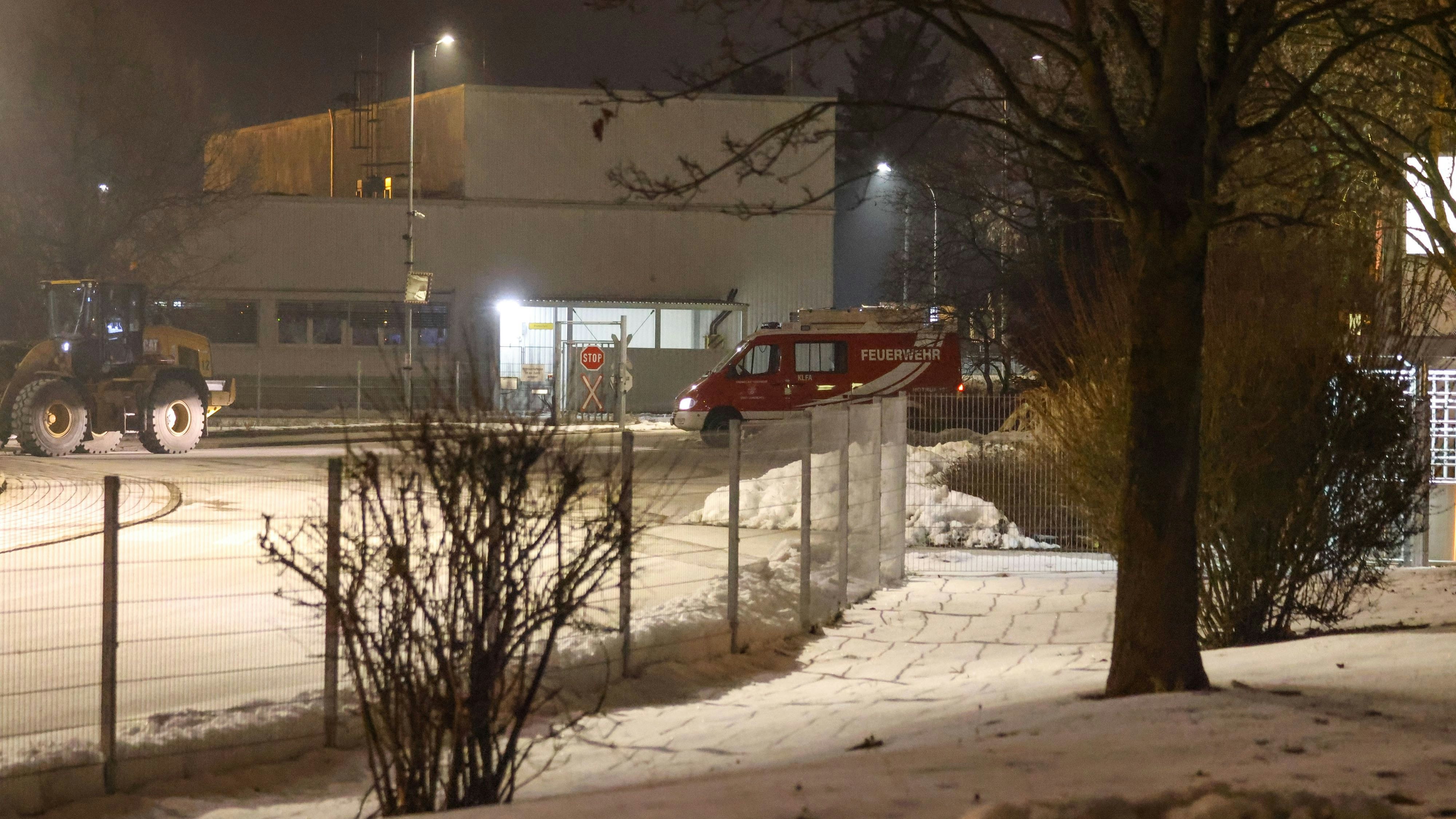 Heute.at - Feuerwehr rückt in der Nacht zu Papierfabrik aus