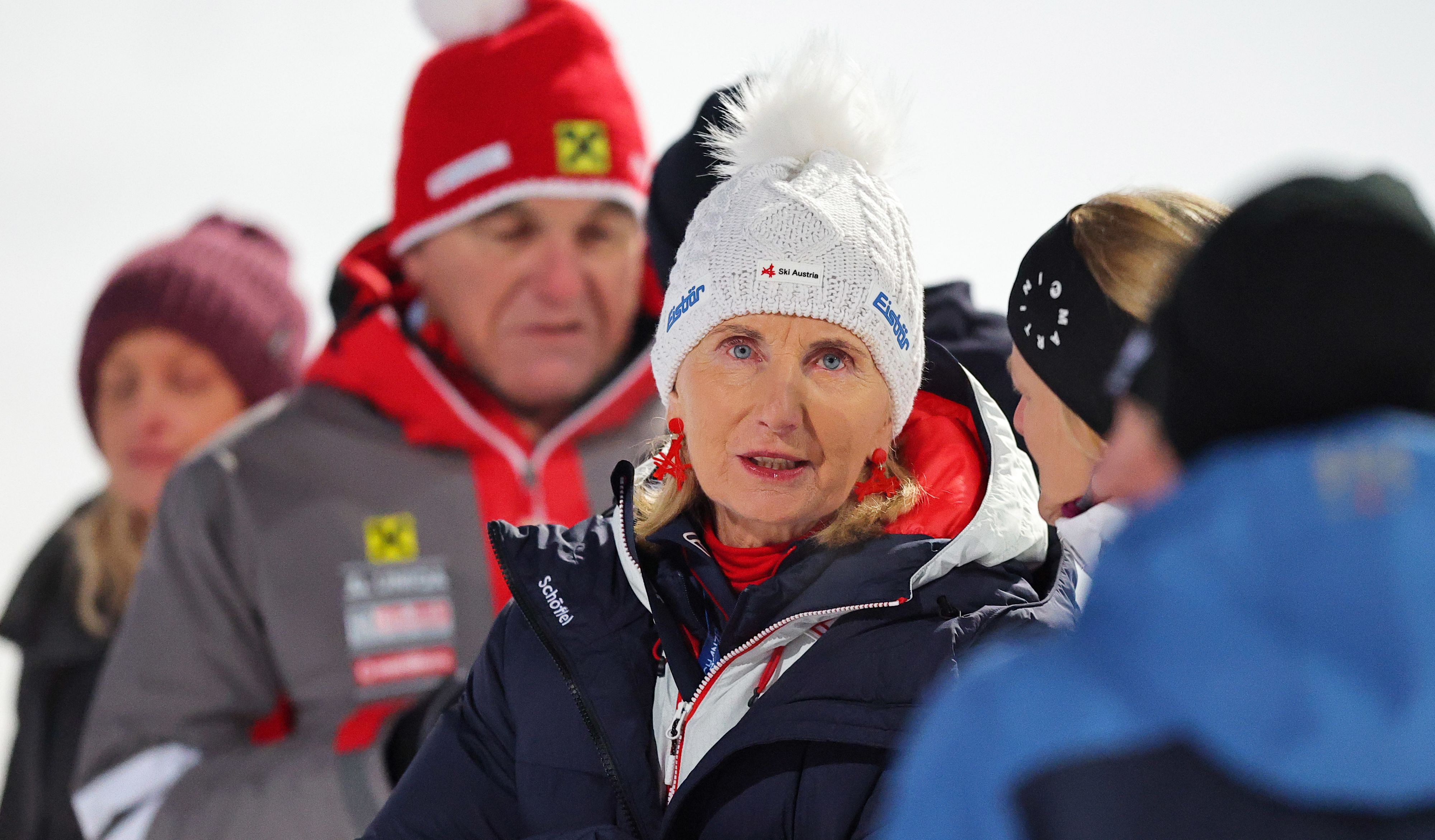 ÖSV-Präsidentin Roswitha Stadlober freute sich mit Manuel Feller.