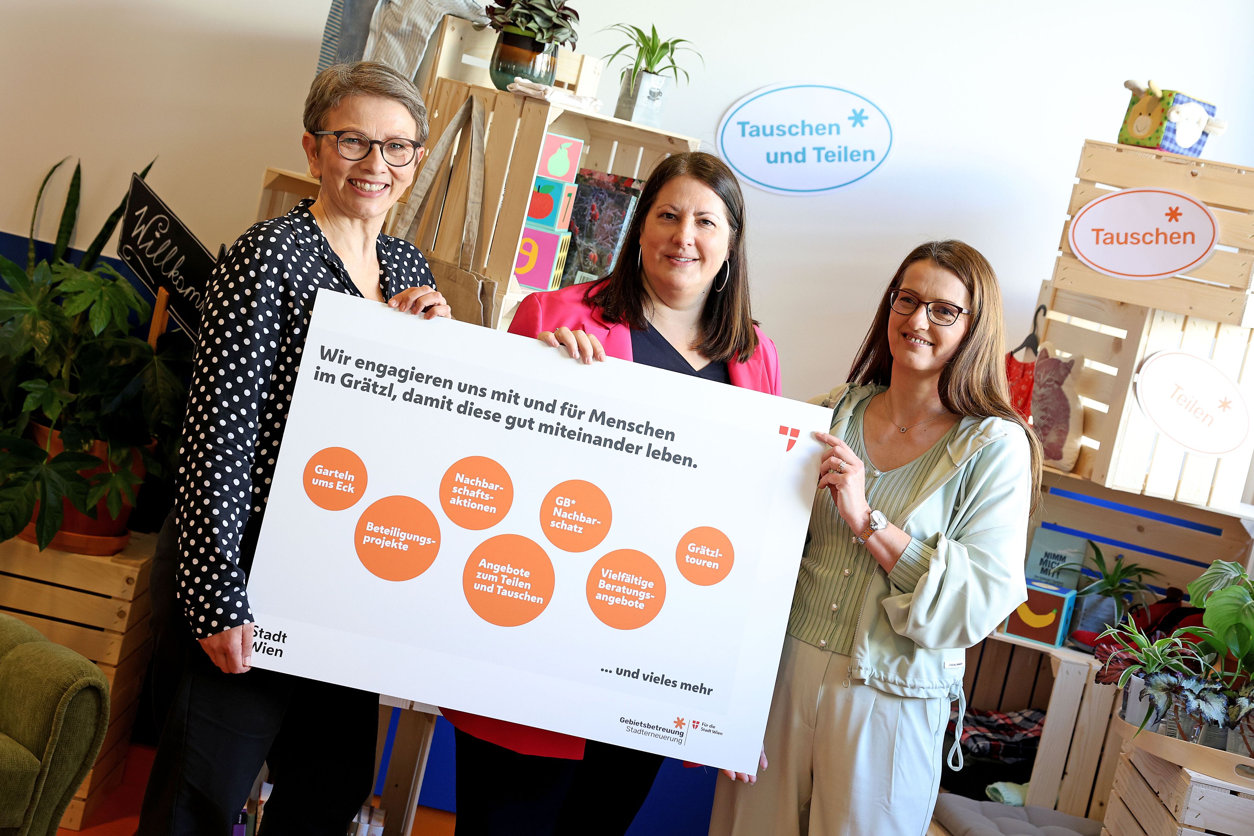 Vizebürgermeisterin Kathrin Gaál (SP, m.) besucht das neue Gebietsbetreuungs Stadterneuerung-Lokal in der Bernoullistrasse 1.