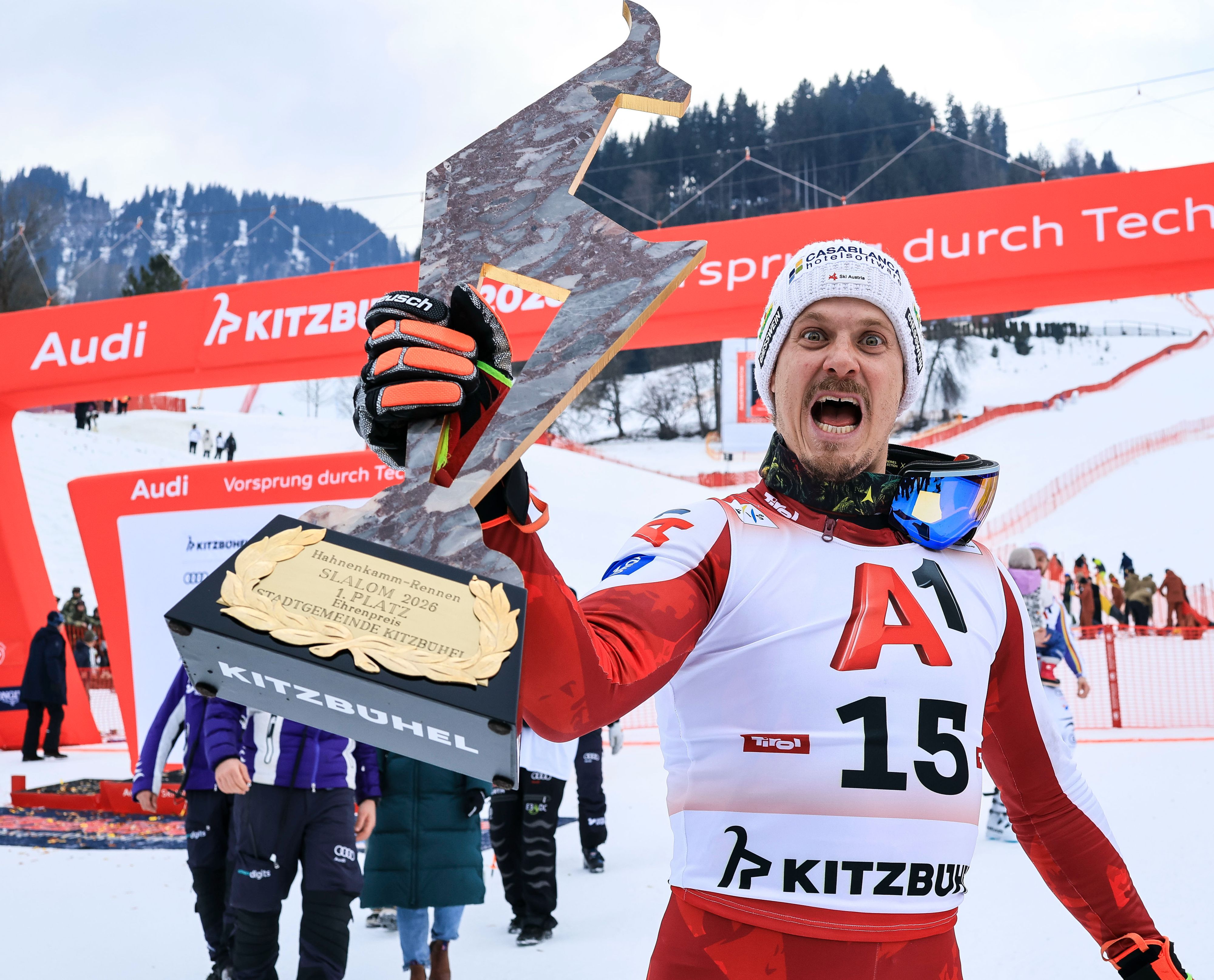 Hurra die Gams! Manuel Feller mit seiner Kitz-Trophäe.