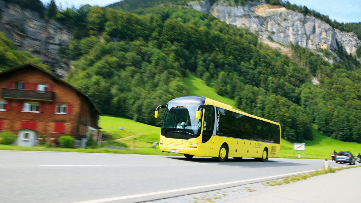 Heute.at - E-Bus versagt am Berg! Tiroler müssen zu Fuß weiter