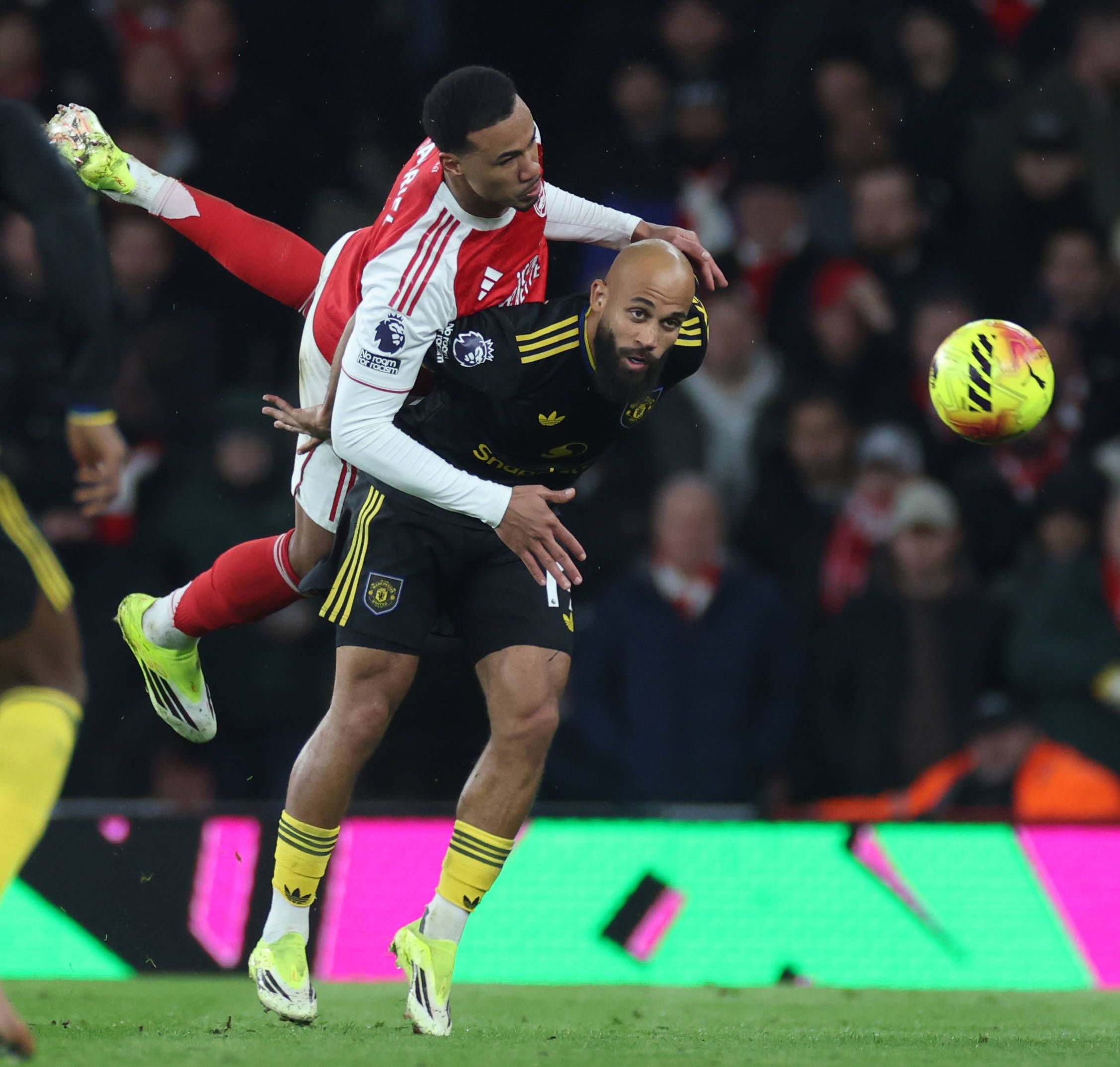 Mbeumo und Gabriel im Zweikampf