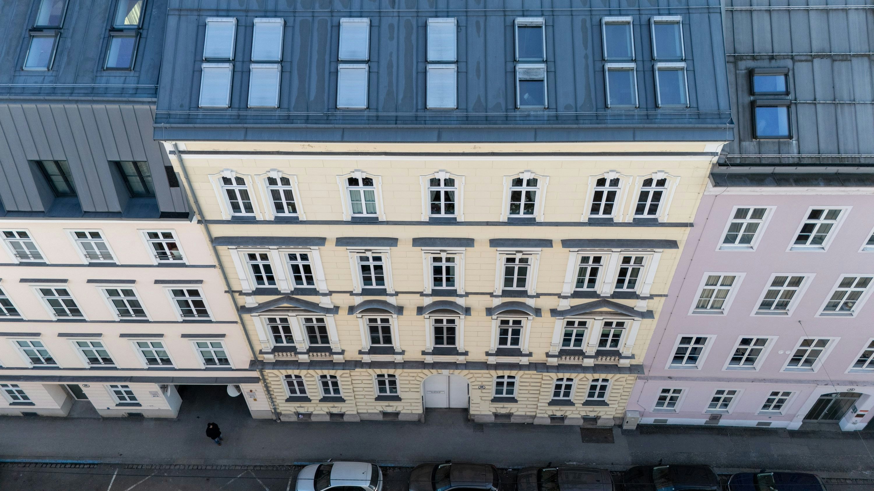 Das Opfer wurde in der Dachgeschoßwohnung dieses Hauses in der Linzer Harrachstraße gefunden.