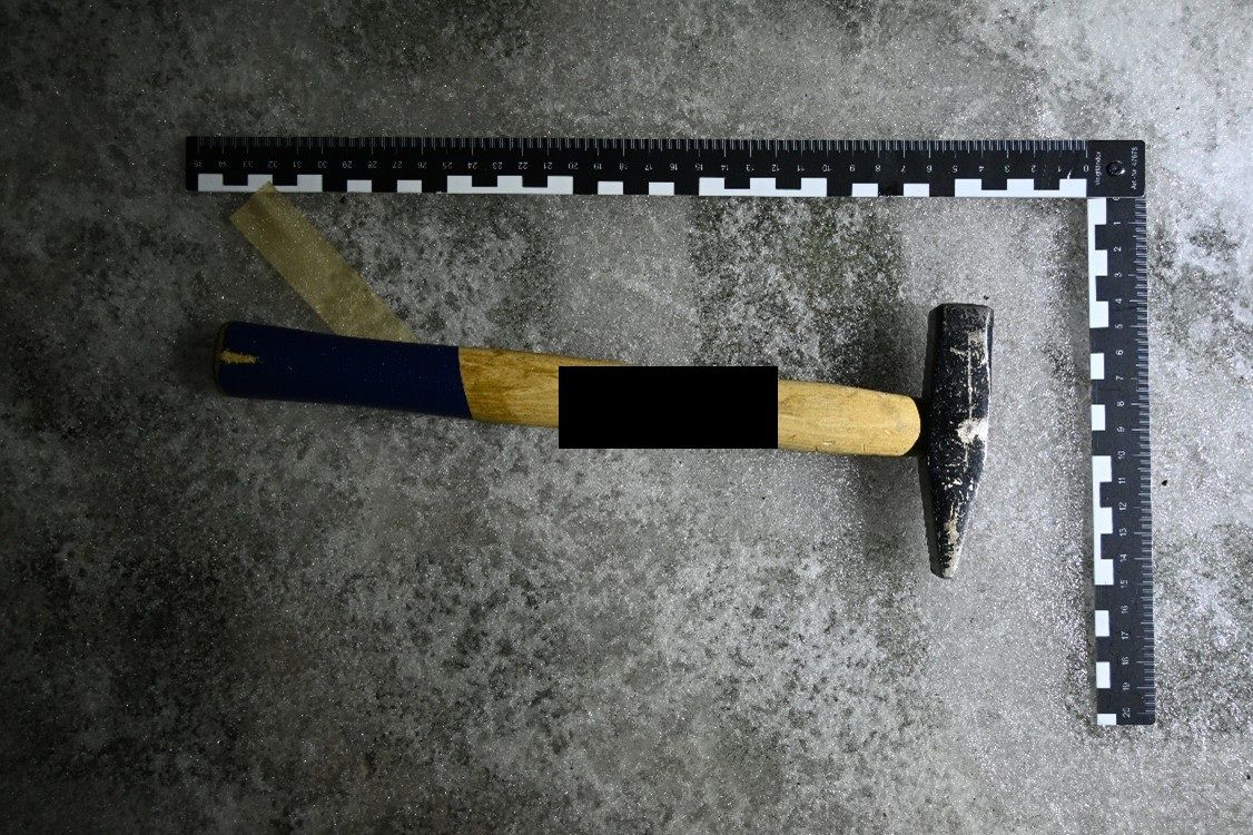Die Polizei stellte den Hammer sicher. 