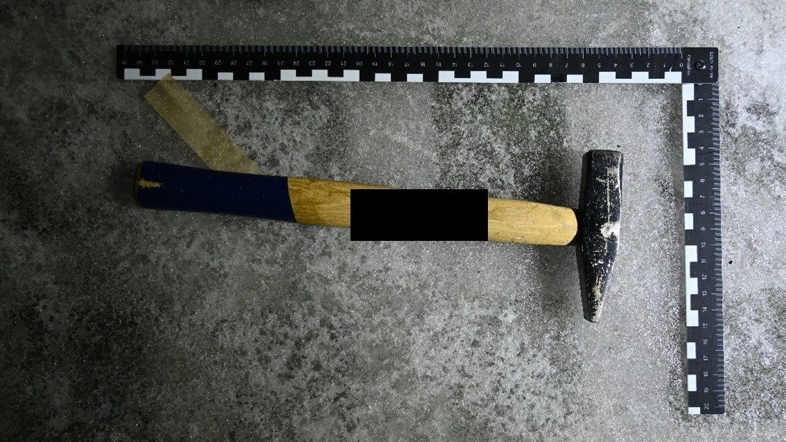 Die Polizei stellte den Hammer sicher. 