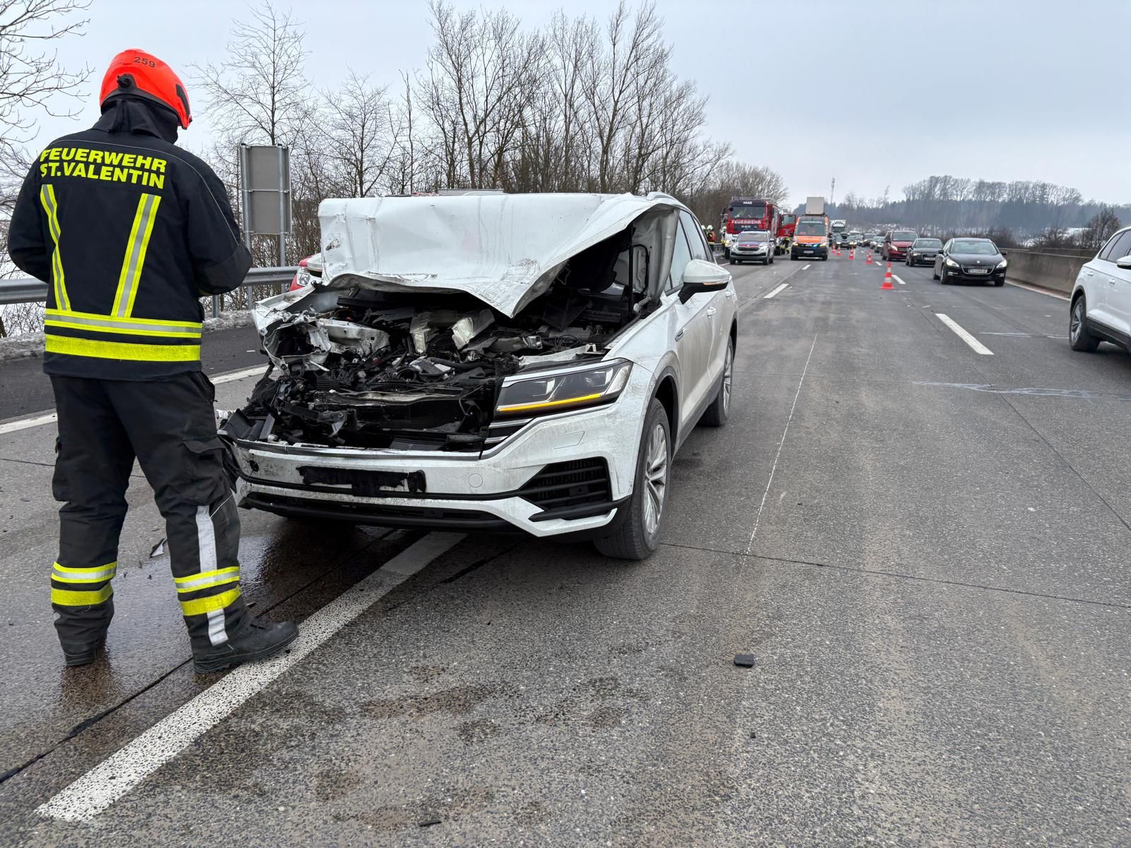Unfall auf der A1: Trümmerteile weit verstreut