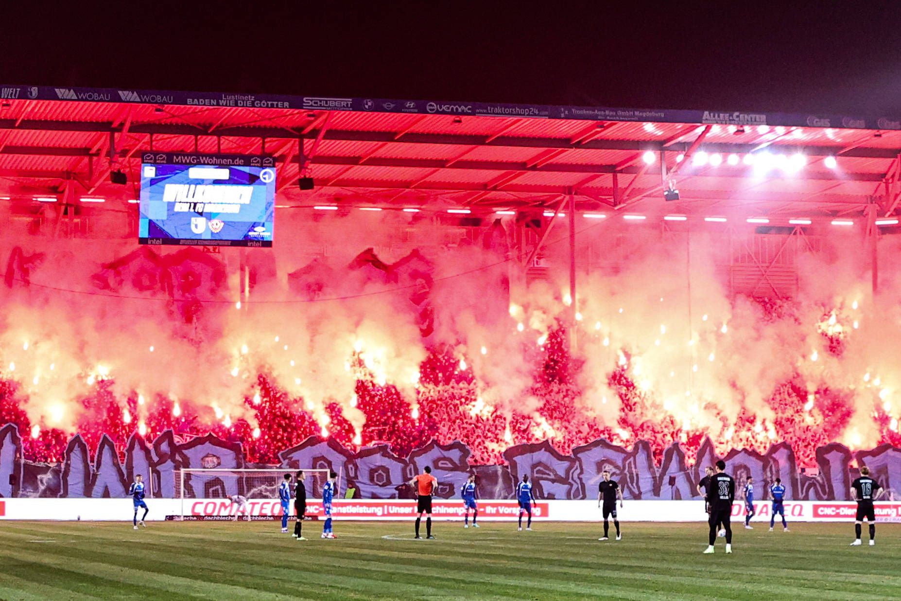 Während des Spiels zündeten die Magdeburg-Fans eine Pyro-Show.