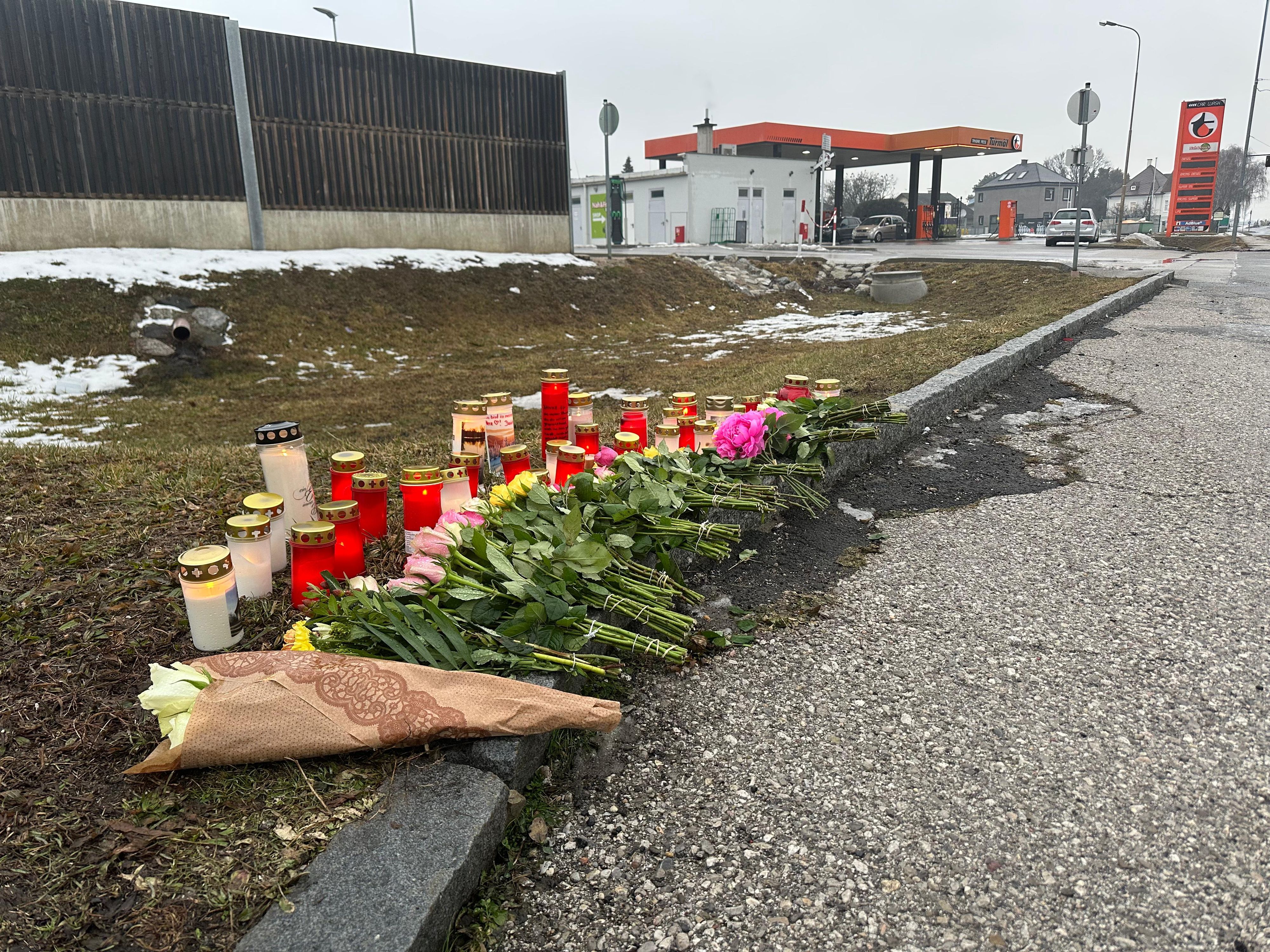 Der Schock in Leopoldsdorf bei Wien sitzt tief. Bewohner trauern um den 24-jährigen Mann. 