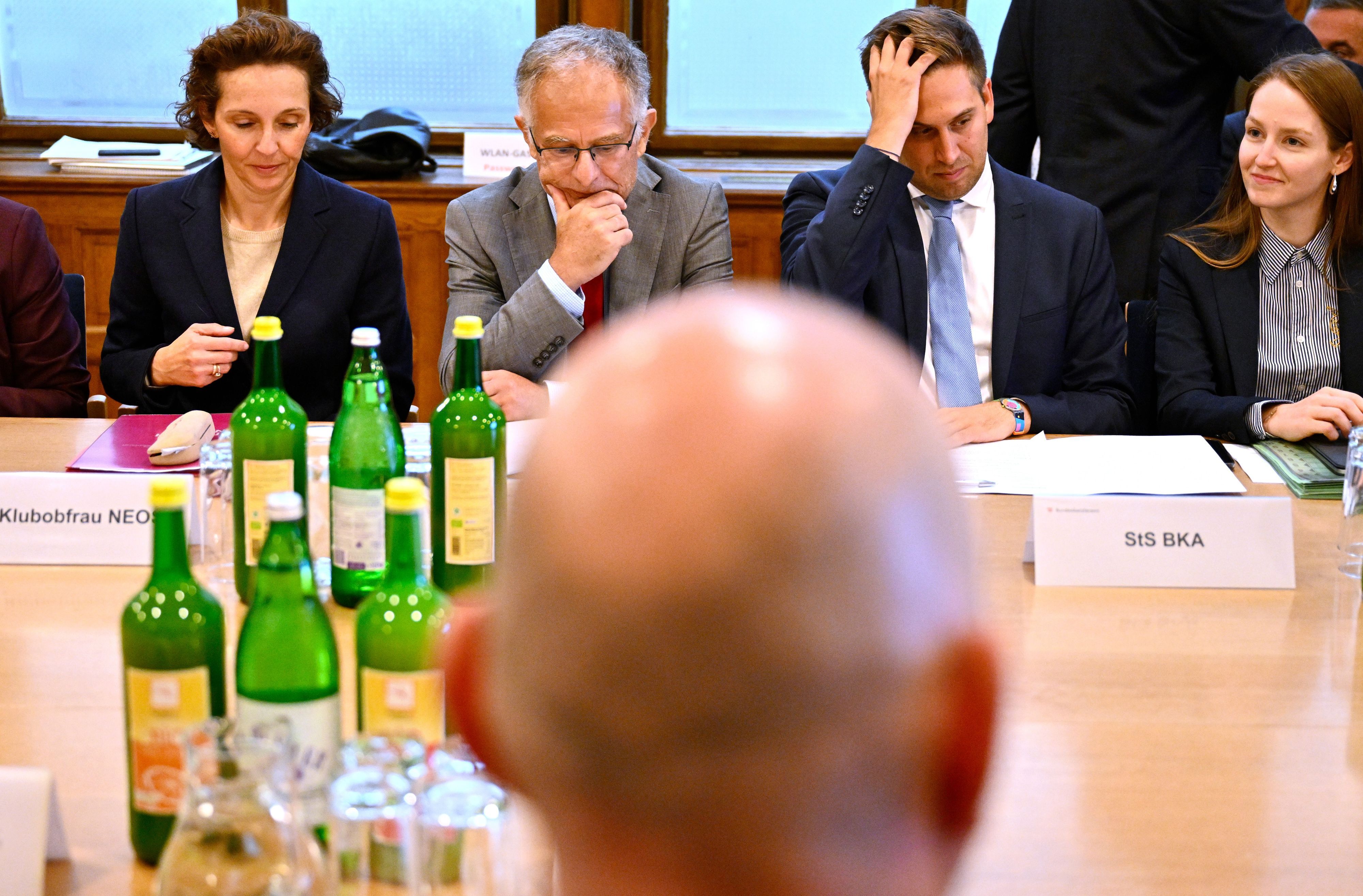 Martina Künsberg Sarre (NEOS), Finanzminister Markus Marterbauer (SPÖ) und Staatssekretär Alexander Pröll (ÖVP) bei den Beamtenlohnverhandlungen am 16. September 2025