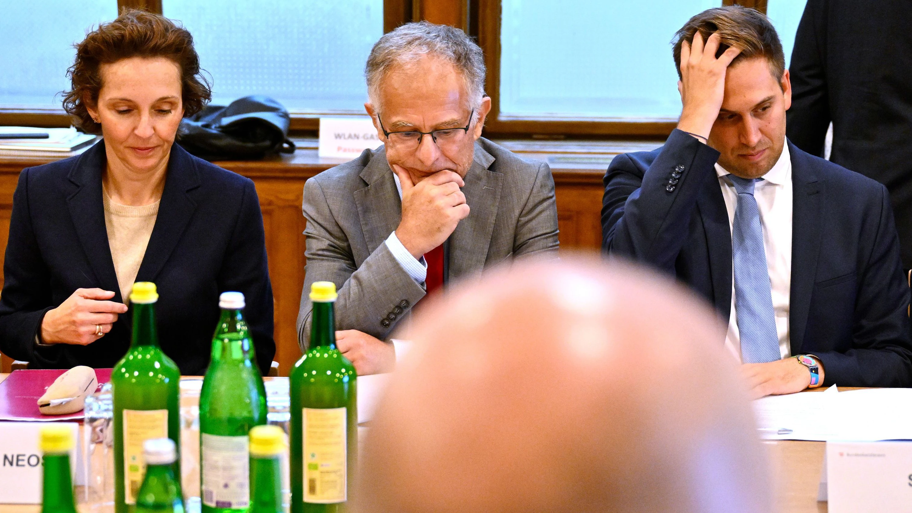 Nein, nein, wir haben nichts zu verbergen, wir denken nur nach: Martina Künsberg Sarre (NEOS), Finanzminister Markus Marterbauer (SPÖ) und Staatssekretär Alexander Pröll (ÖVP) bei den Beamtenverhandlingen am 16. September 2025