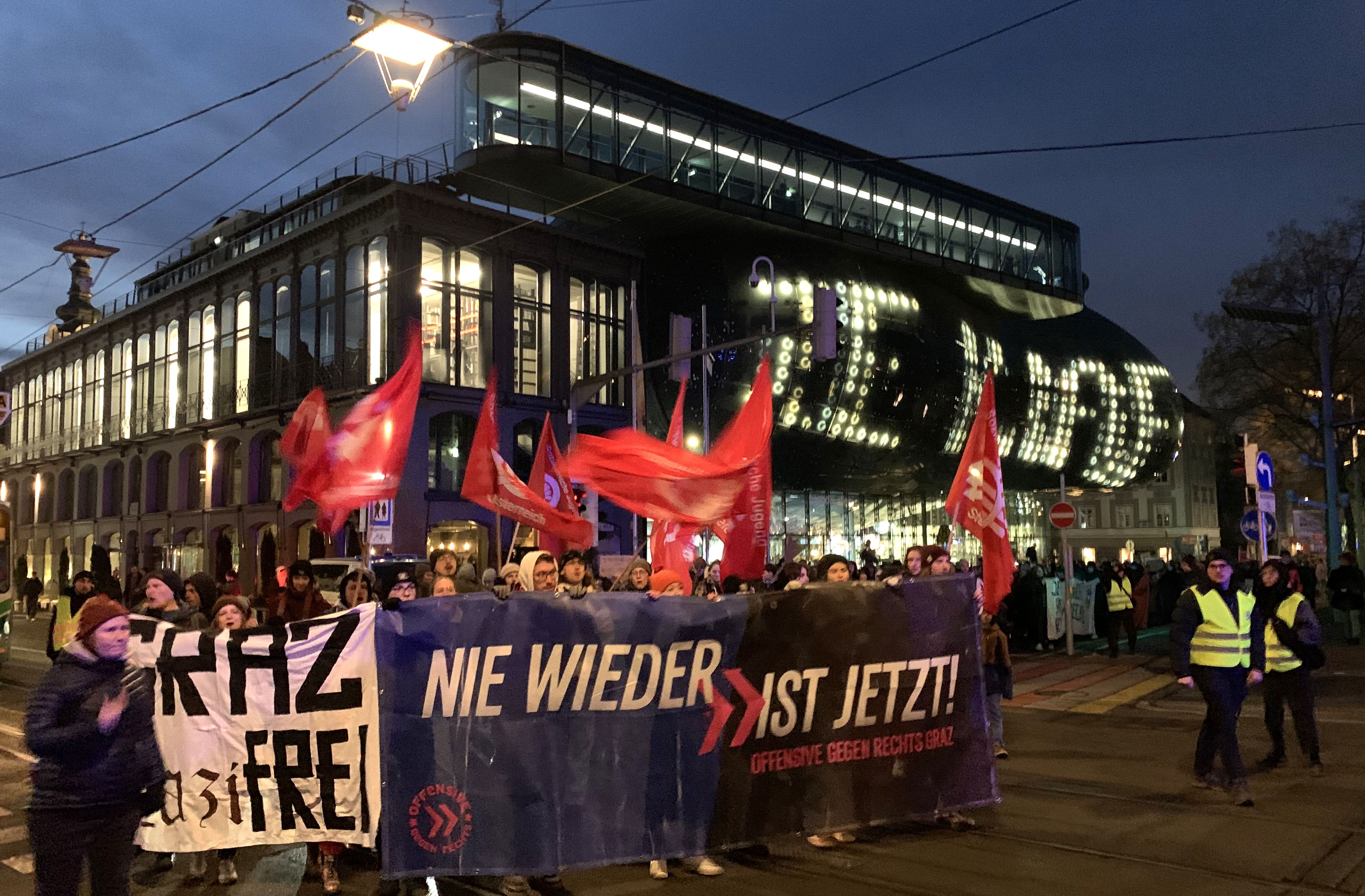 Auch in Graz wurde gegen den Akademikerball demonstriert. 