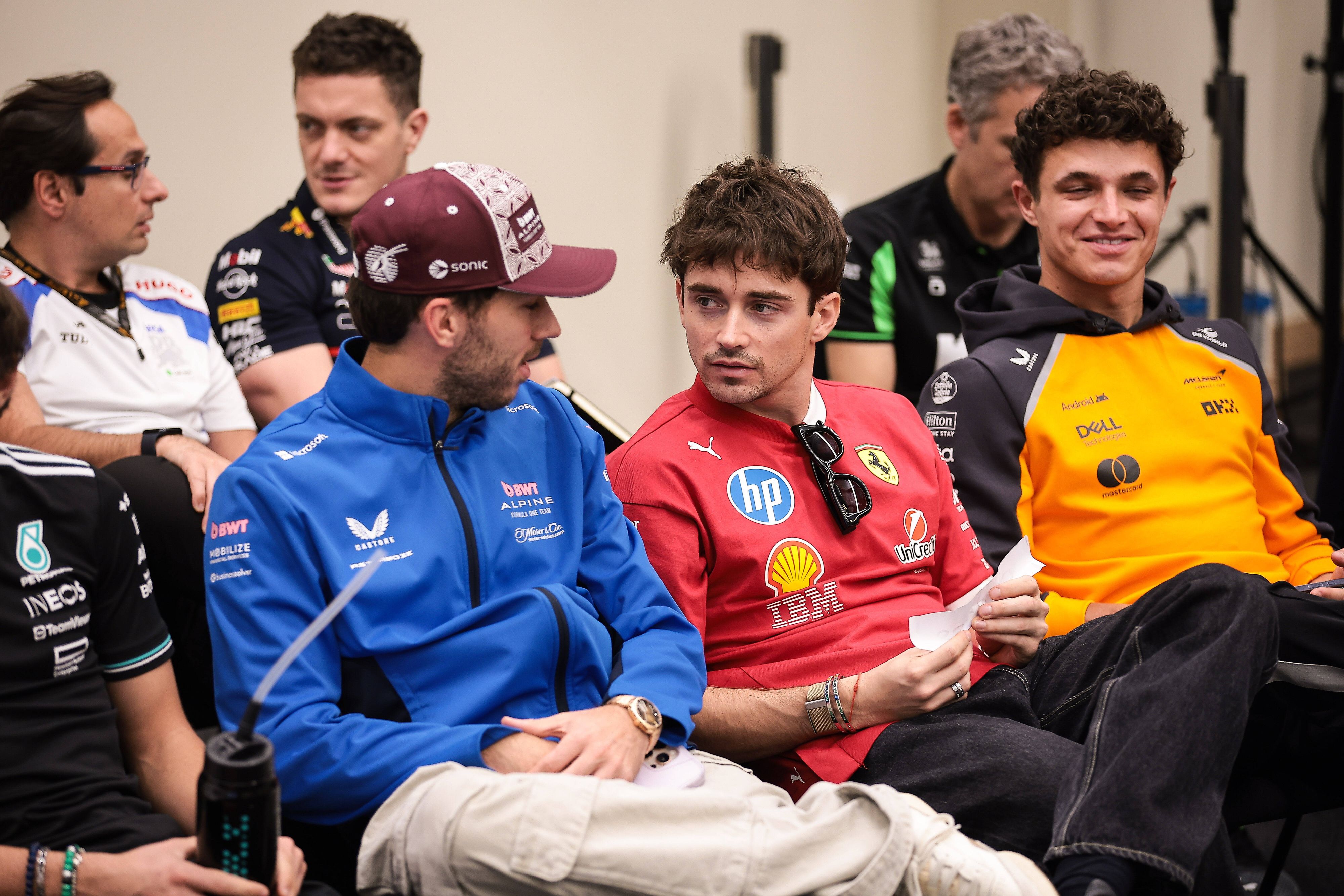 Pierre Gasly im Gespräch mit F1-Star Charles Leclerc. 