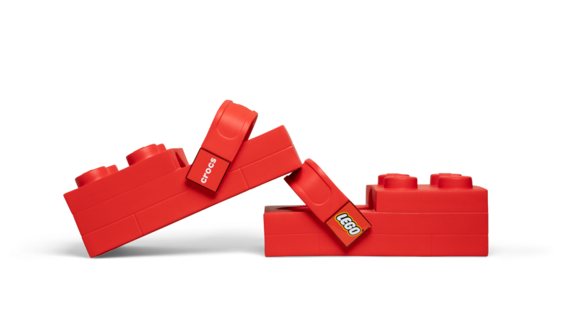 Erstmal im berühmten Lego-Rot werden die Crocs auf den Markt kommen. Im Look der berühmten Spielbausteine.