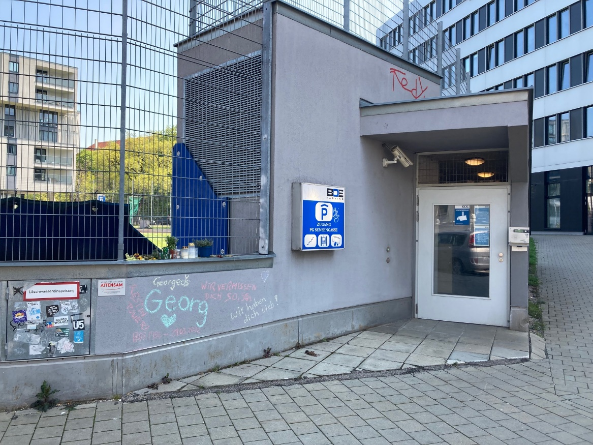 Lehrer lag schwer verletzt vor dieser Garage in der Spitalgasse 12 in Wien-Alsergrund. 