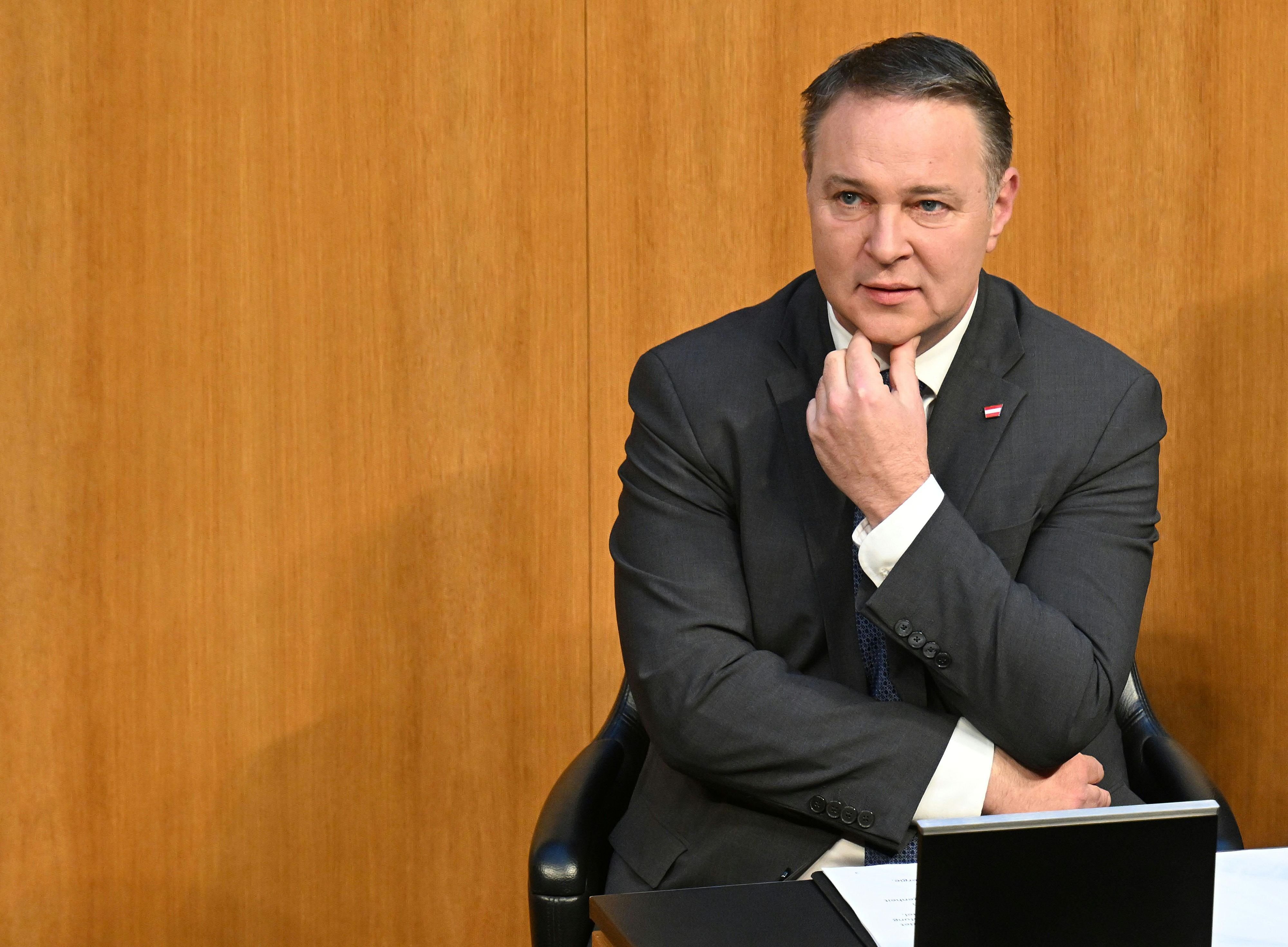 Nach der Wahlschlappe in St. Pölten rechnet die Landespartei nun mit Parteichefs Babler ab. 