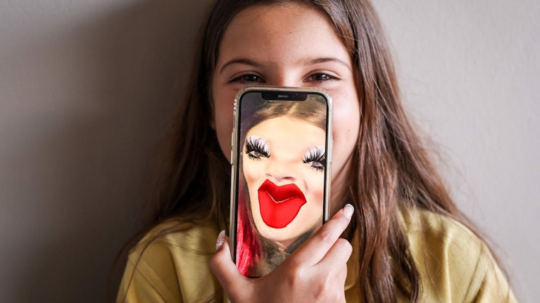 Apple und Android beherrschen den Smartphone-Markt. Mit der rasanten Verbreitung von KI bricht das Duopol aber nun auf.  OpenAI, Meta und Amazon greifen an. Und der Designer des iPhone spielt dabei eine tragende Rolle. Was hinter den Kulissen passiert.