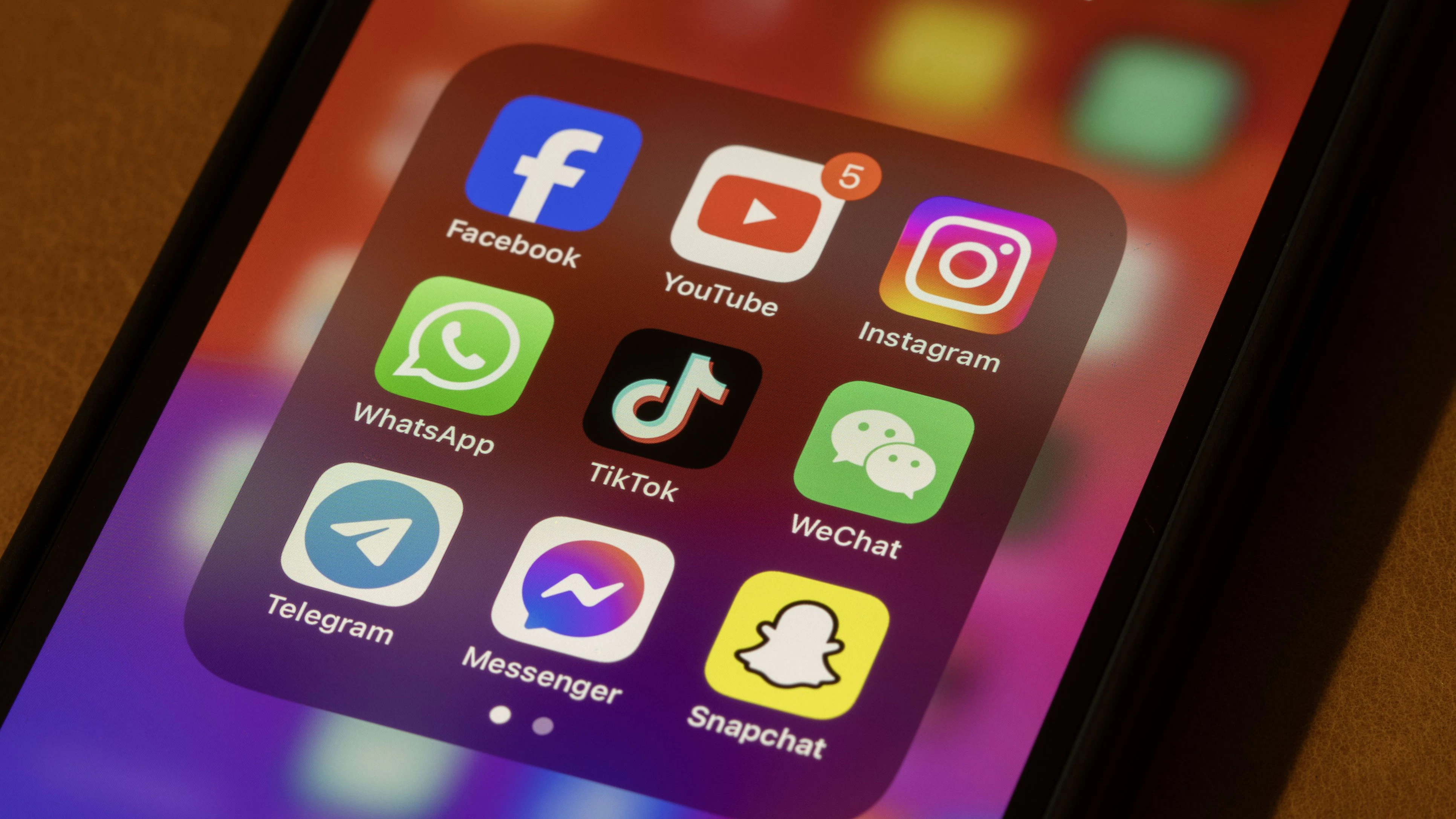 Macht Social Media süchtig? Und wollen das die Betreiber? Ein Musterprozess soll die Fragen klären.