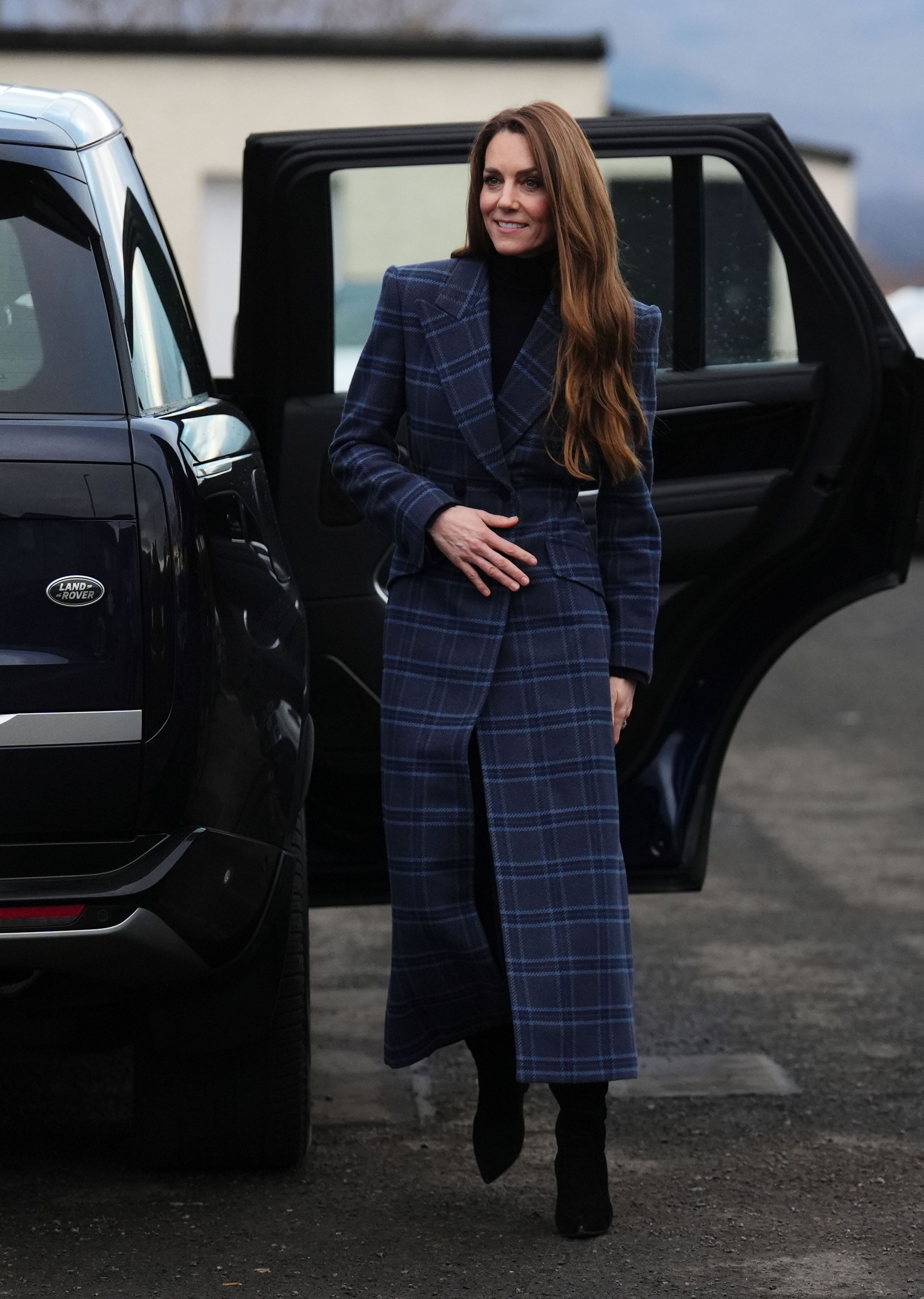 Diesen blau-karierten Mantel soll Prinzessin Kate in Zusammenarbeit mit dem Designer Chris Kerr entworfen haben.