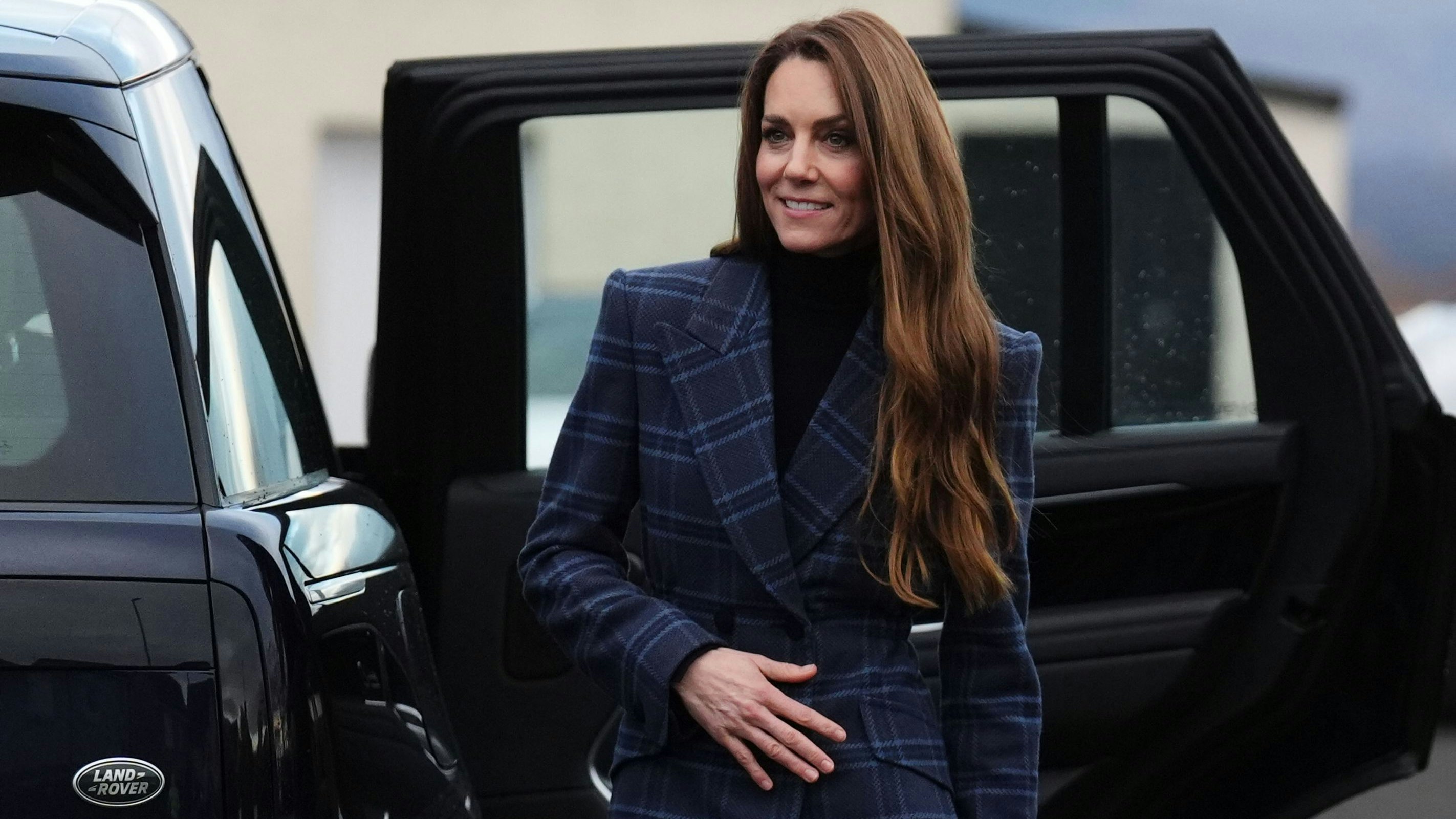 Der blau-karierte Mantel von Prinzessin Kate sorgte bei Fans für Begeisterung.