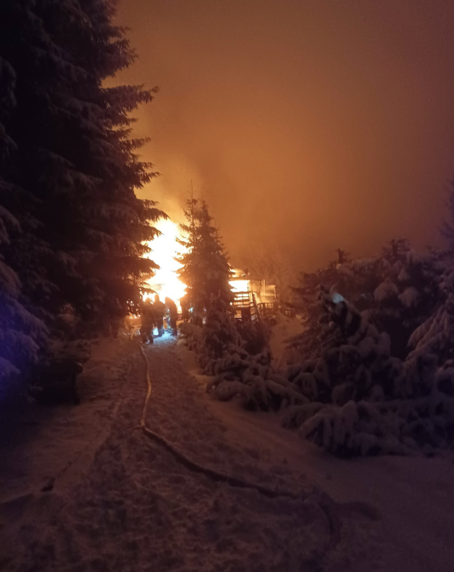 Die Feuerwehr musste sich durch die Schneemassen kämpfen.