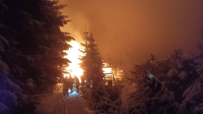 Heute.at - Riesige Rauchsäule! Almhütte geht in Flammen auf