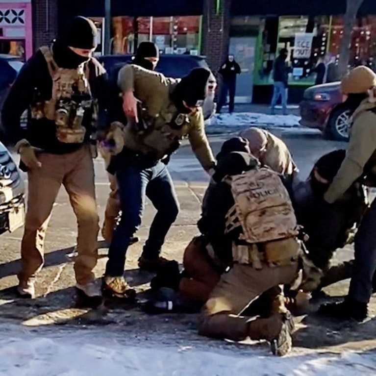 In Minneapolis erschossen Einwanderungs-Beamte einen Krankenpfleger. "Aus Notwehr", sagt das Weiße Haus, Videos belegen das Gegenteil. Rechte Kreise feiern die Tat und sammelten 800.000 Dollar für einen ICE-Todesschützen. Stehen Beamte überm Gesetz?