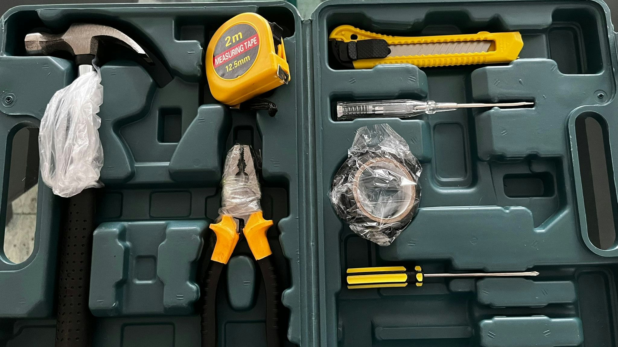 Der Koffer war bereits kaputt, der Inhalt praktisch wertlos – und steht in absolut keinem Verhältnis zu den gezahlten 125 Euro.