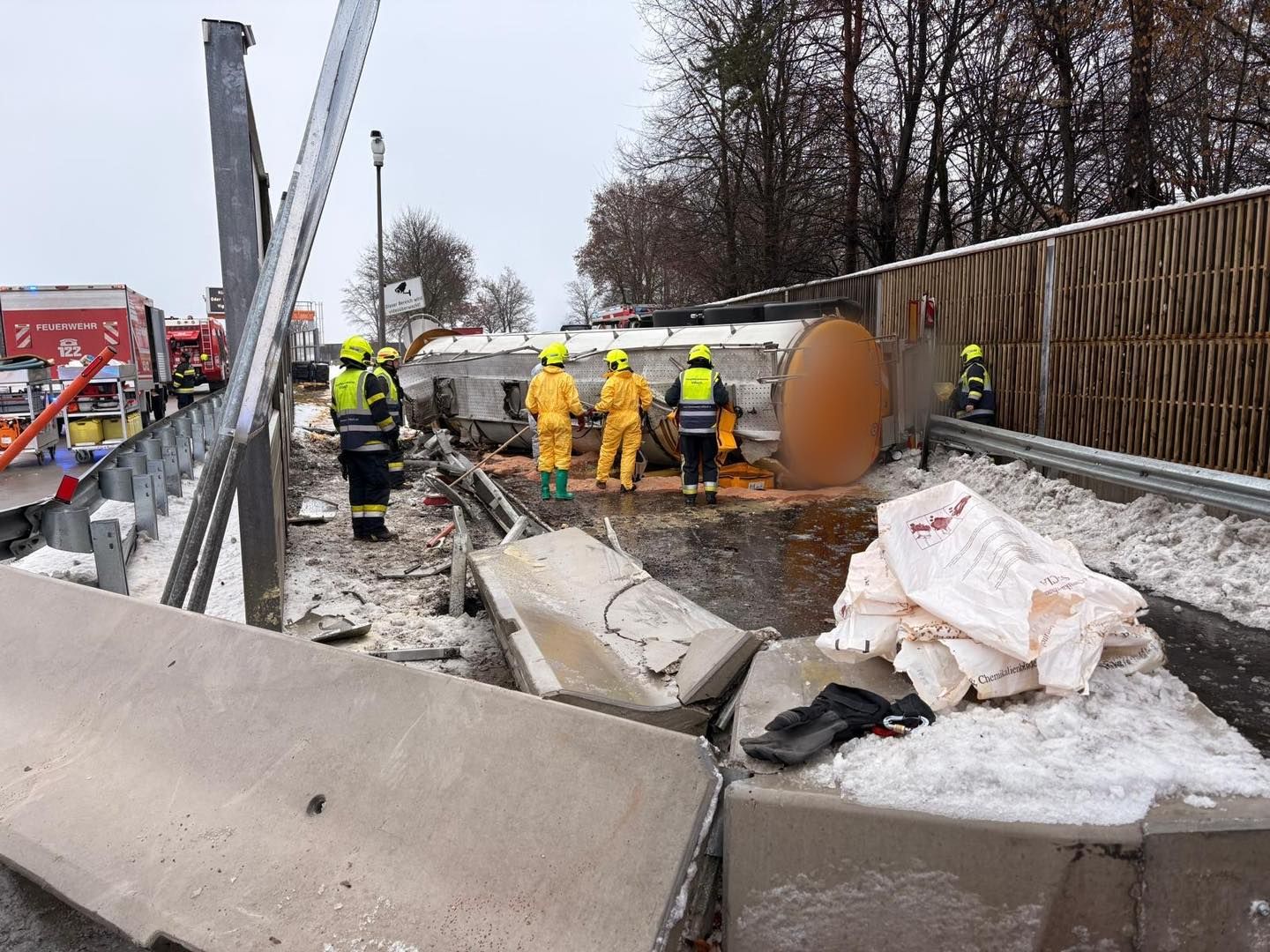Aus noch unbekannter Ursache kippte im Bereich des A2-Rastplatzes Sternberg ein Sattelauflieger um.