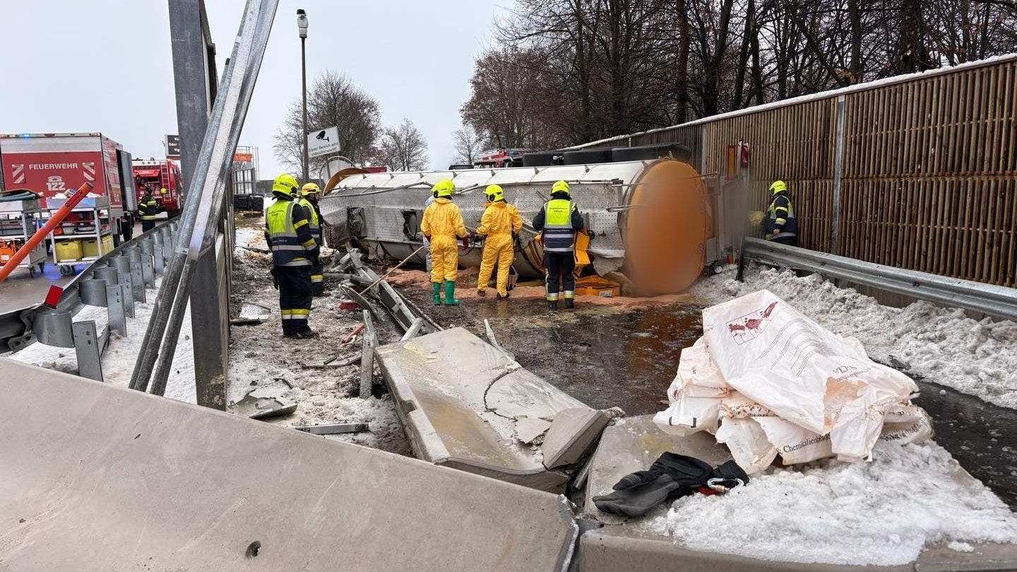 Unfall auf der A2 – Hunderte Liter Speiseöl laufen aus