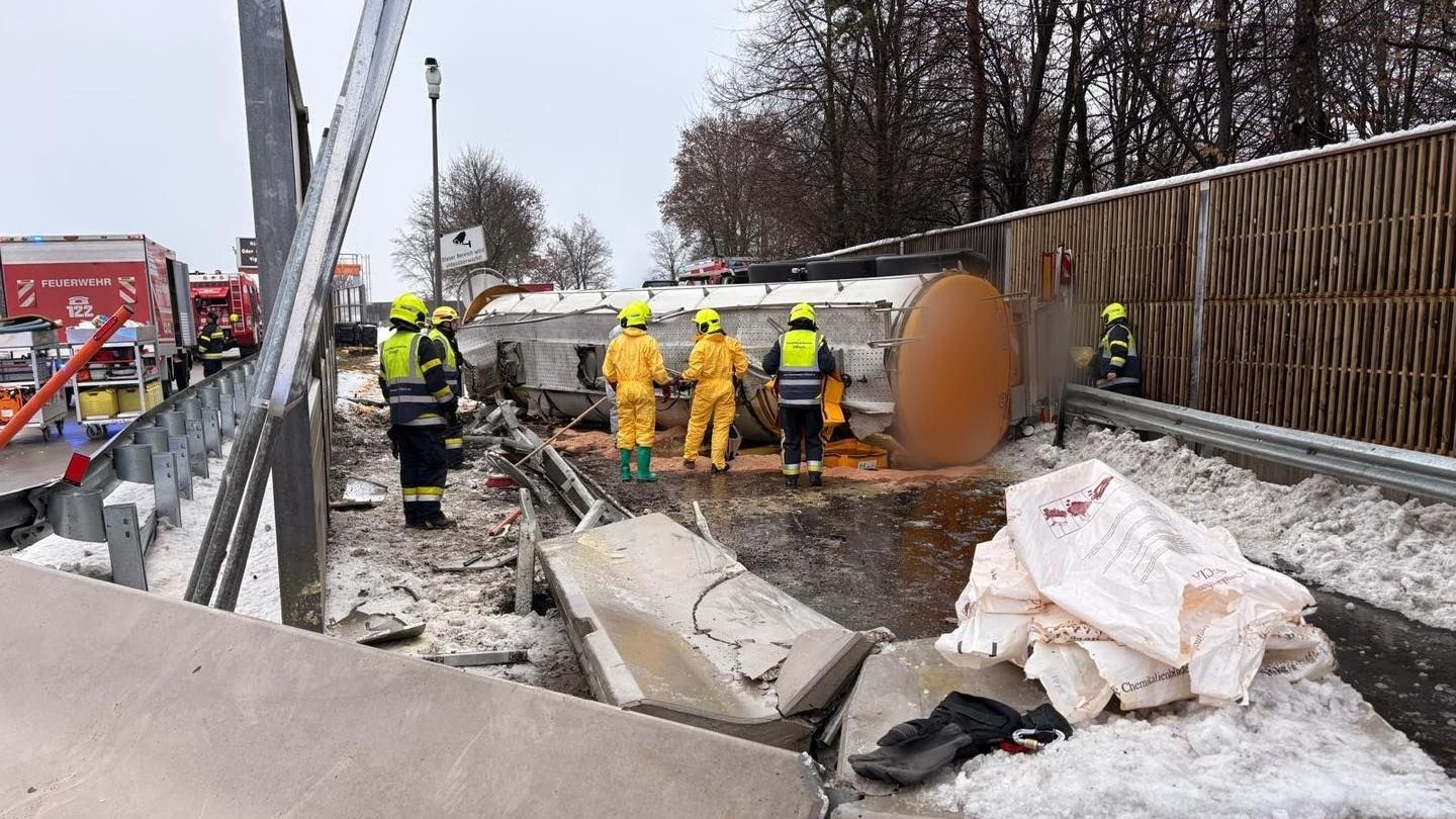 Heute.at - Unfall auf der A2 –  Hunderte Liter Speiseöl laufen aus