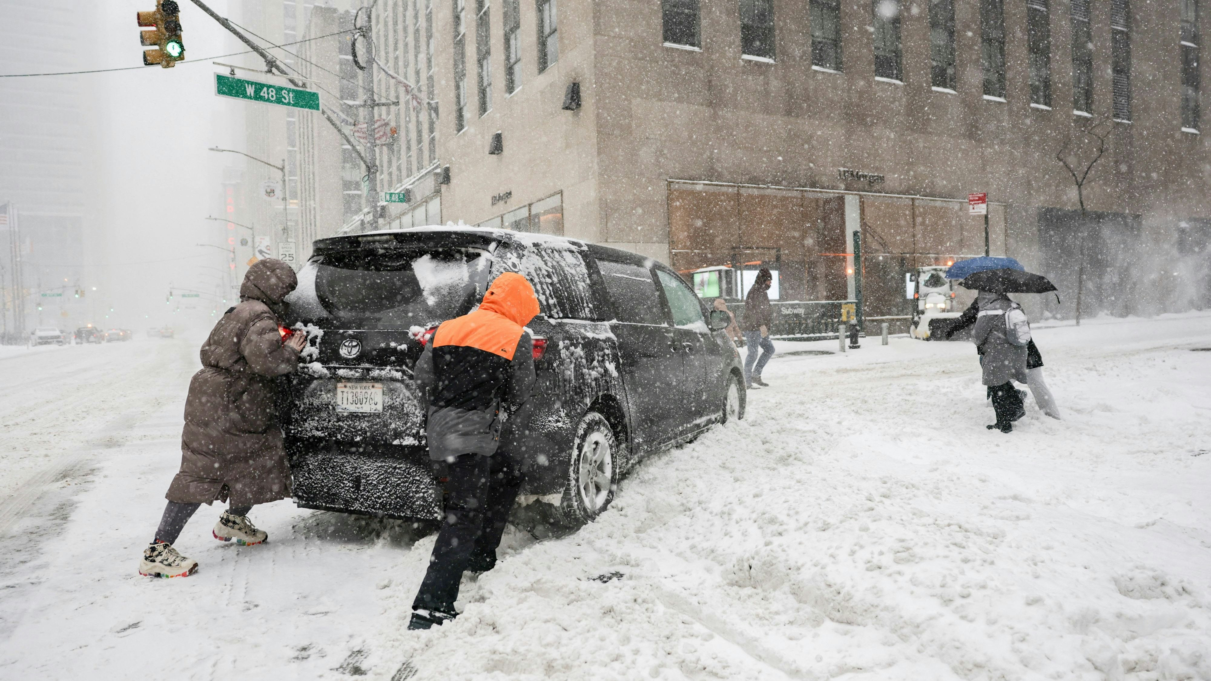 Heute.at - Tote, Blackout! Heftiger Wintersturm sorgt für Chaos