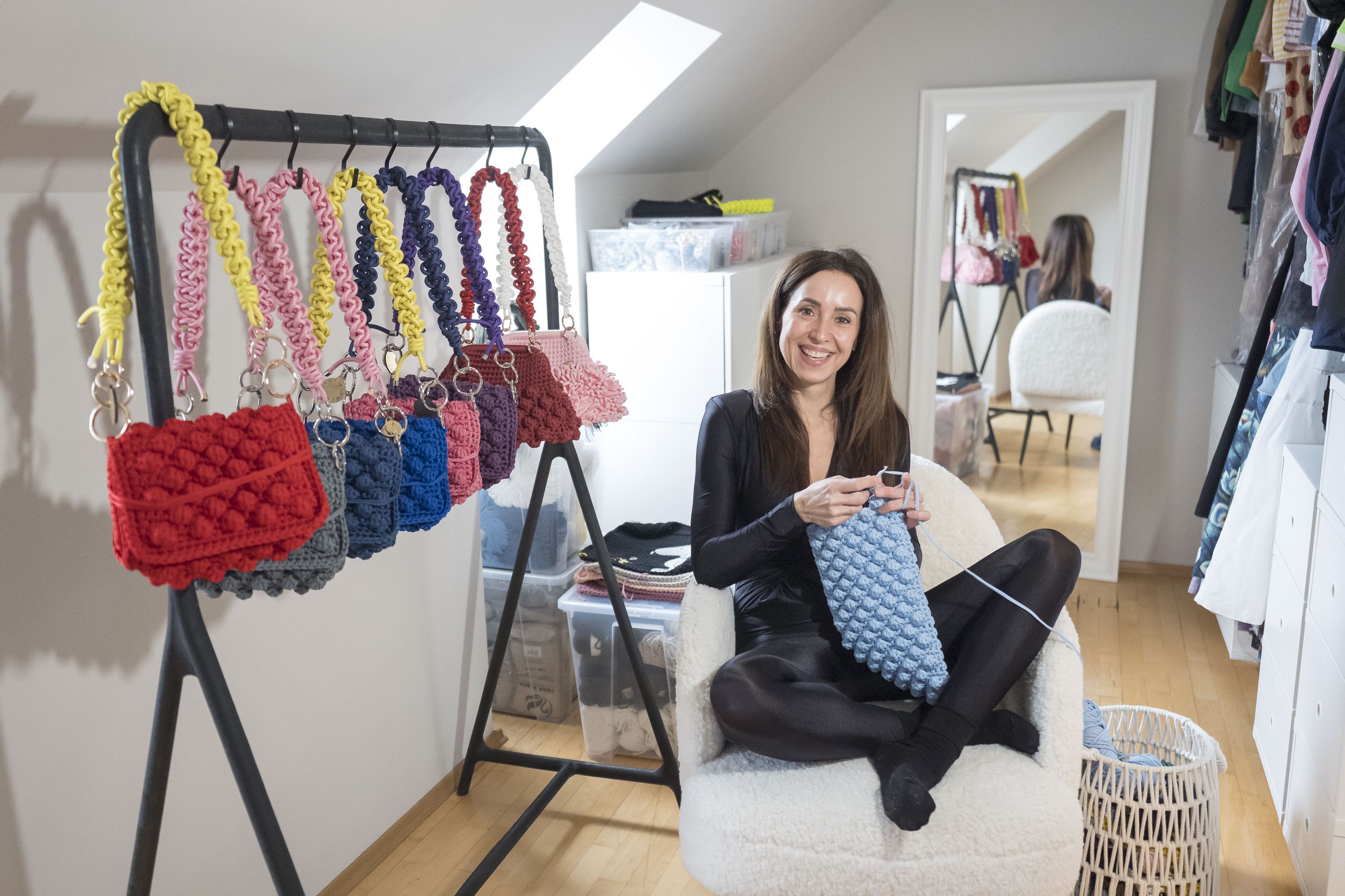 Bianca May häkelt Handtaschen und ist damit sehr erfolgreich.