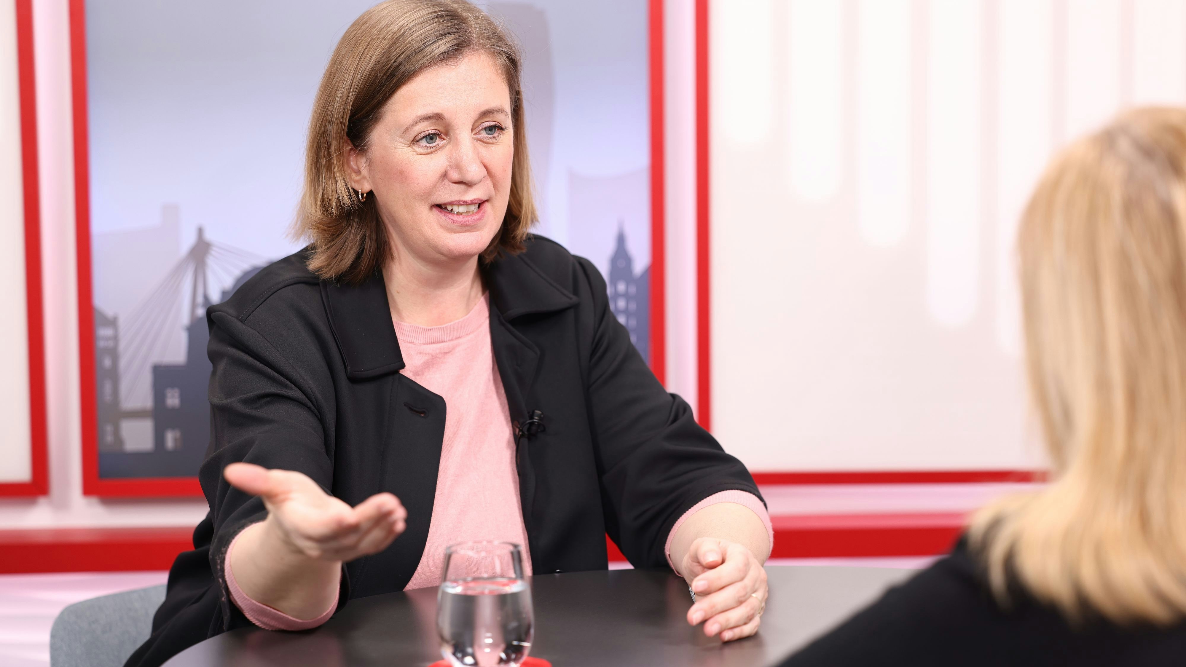 Finanzstatssekretärin Barbara Eibinger-Miedl erläutert Gegenfinanzierung der Lebensmittel-Mehrwertsteuersenkung.