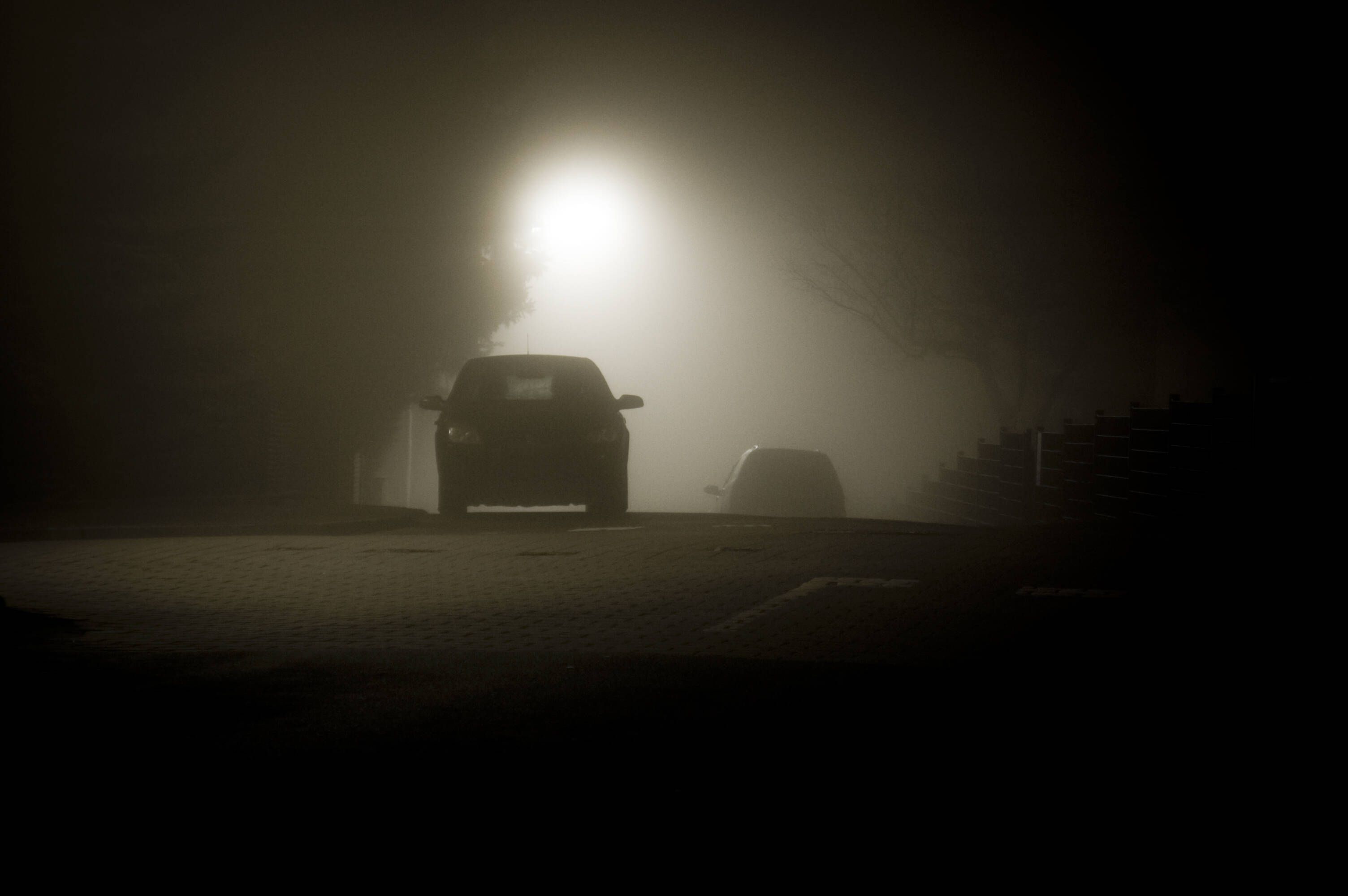Das Auto stand unbeleuchtet mitten auf der Landstraße (Symbolbild).