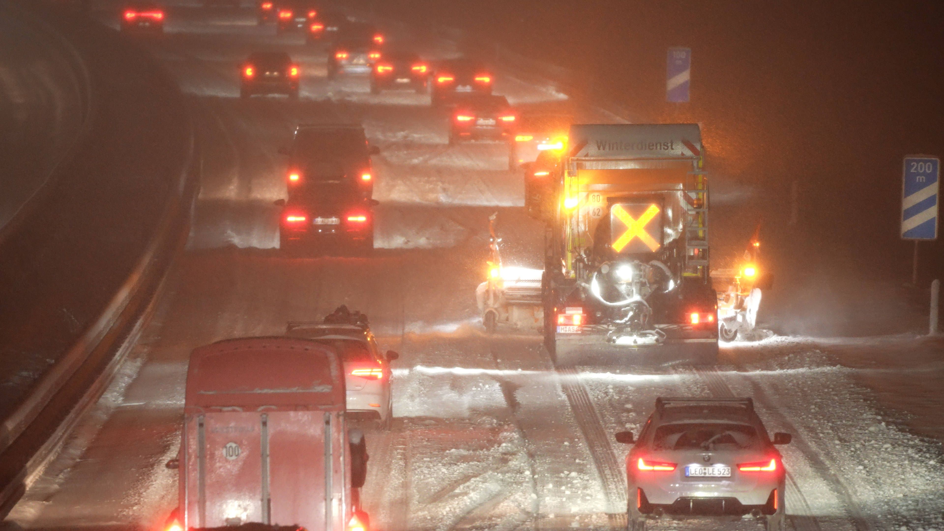Auf den Straßen Deutschlands herrscht teilweise komplettes Chaos.