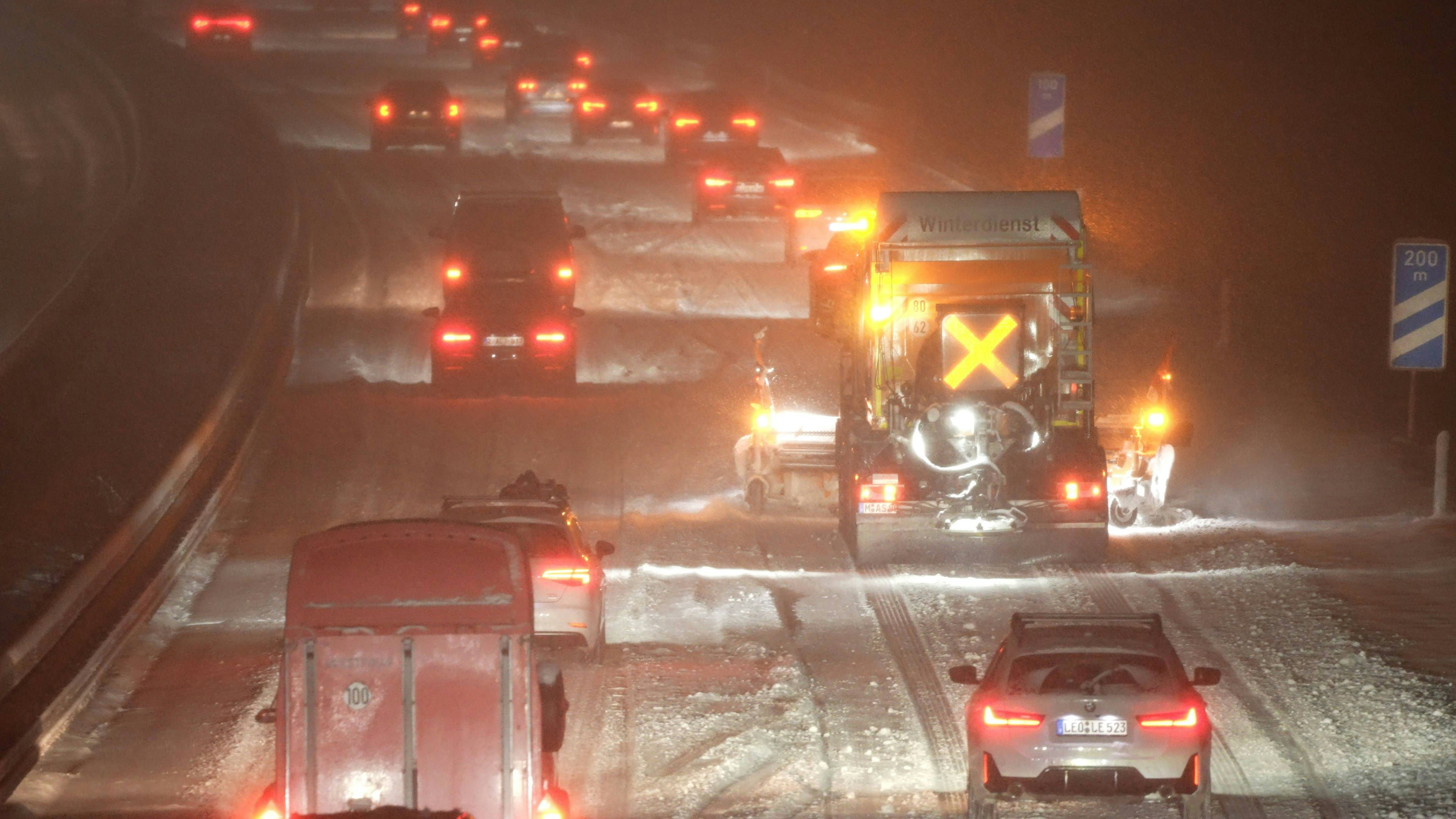 Heute.at - Totales Chaos! Schnee und Eisregen auf den Straßen