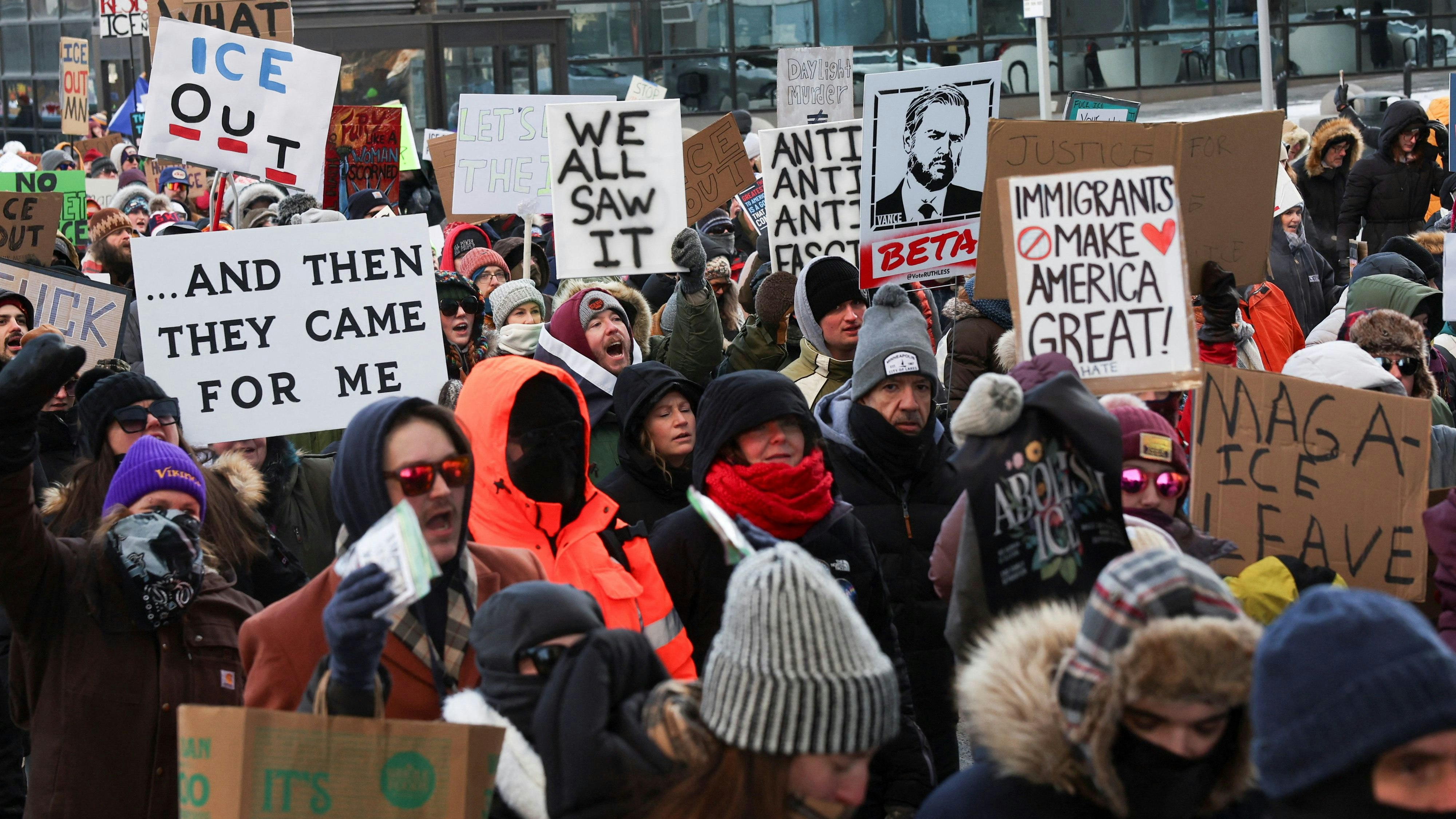 Demonstranten bei eisiger Kälte in Minneapolis, Minnesota