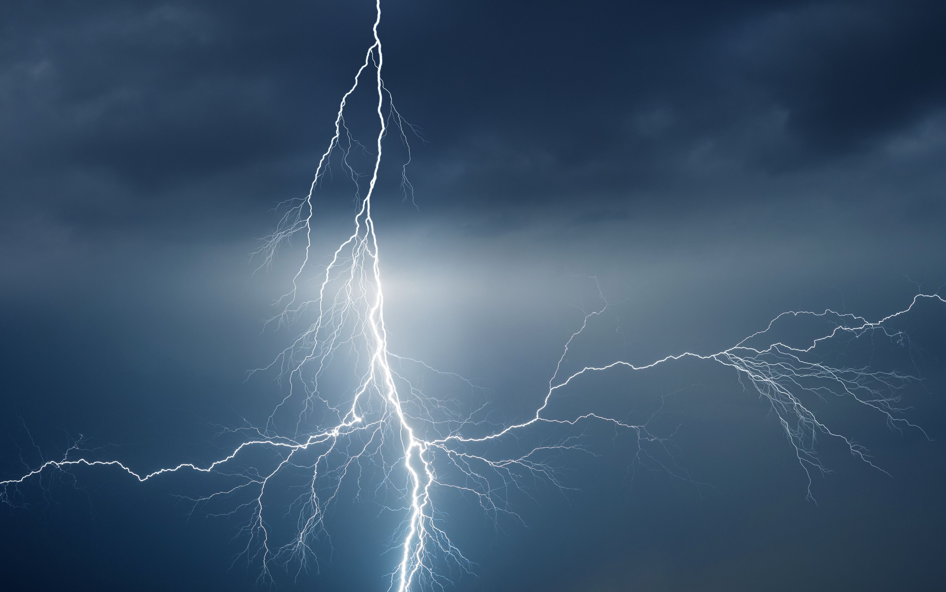 Die Feuerwehr kümmerte sich nach dem Blitzeinschlag um 89 Menschen. (Symbolbild)