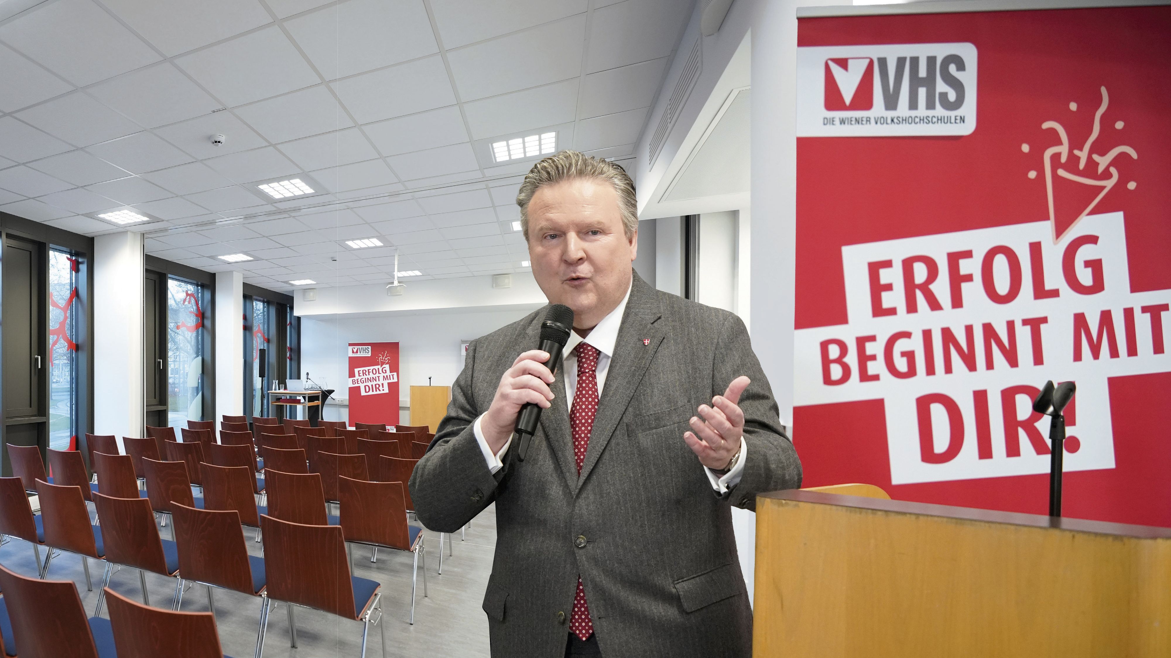 Bürgermeister Michael Ludwig (SPÖ) eröffnete den neuen VHS-Standort am Sophienpark in Wien-Neubau.