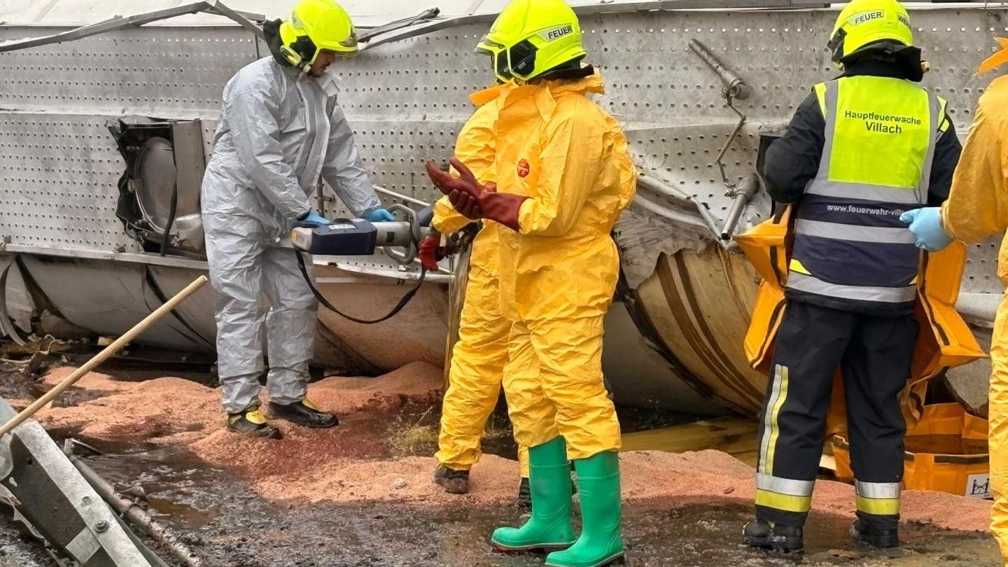 Am Montagvormittag um 9:30 Uhr wurden die Feuerwehren Wernberg, Velden sowie die Hauptfeuerwache Villach zu einem Lkw-Unfall gerufen.