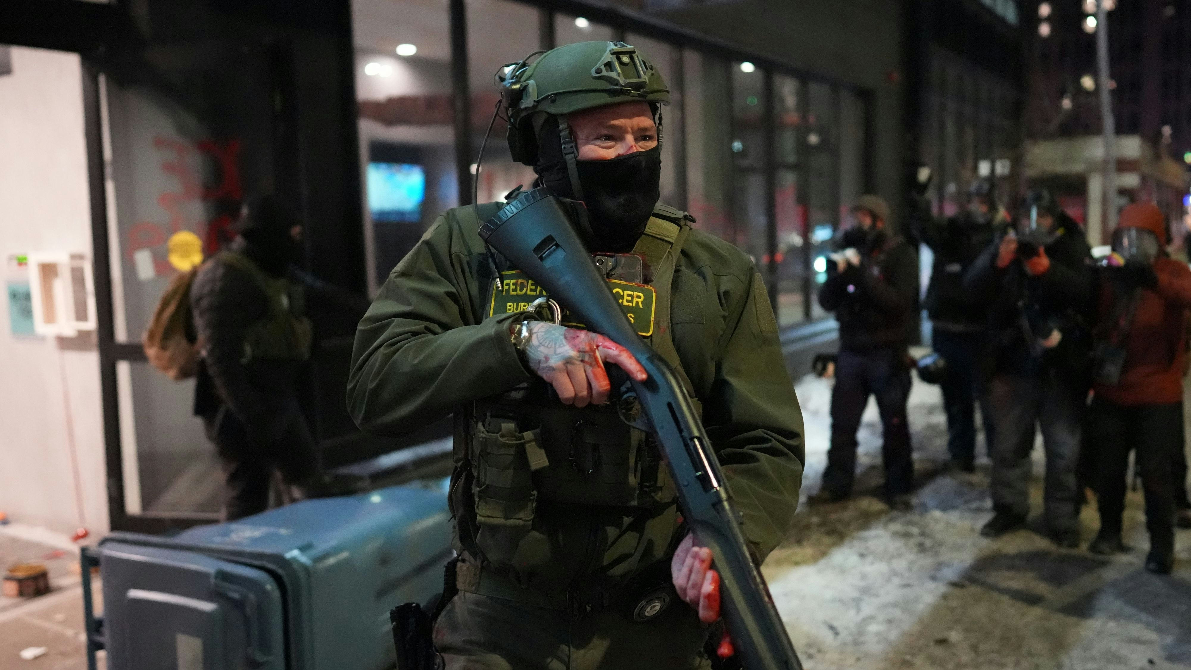 Heute.at - Demonstranten stürmen Hotel, in dem ICE-Beamte wohnen