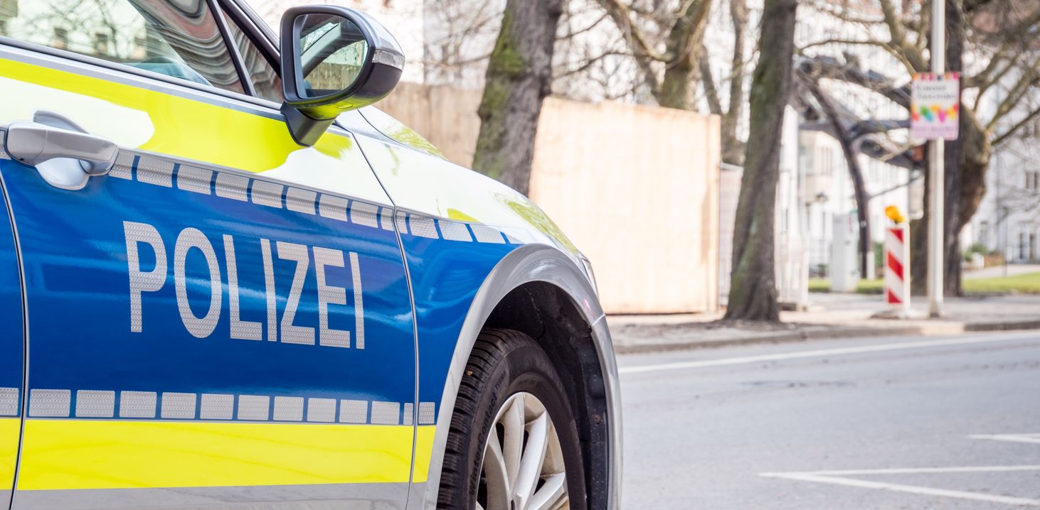 Die Polizei ermittelt die Hintergründe des Vorfalls.
