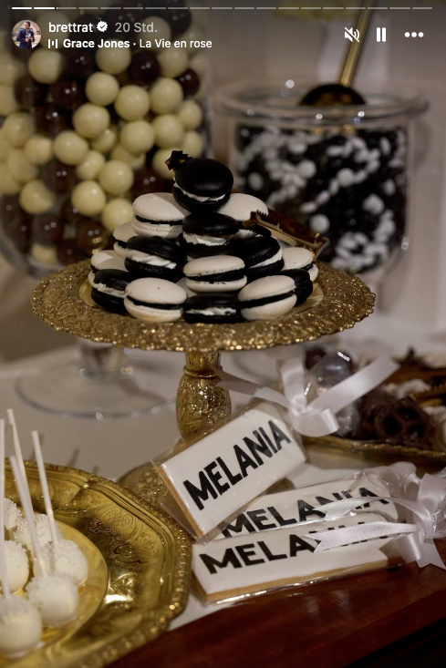 Streng in Schwarz-Weiß gehalten: