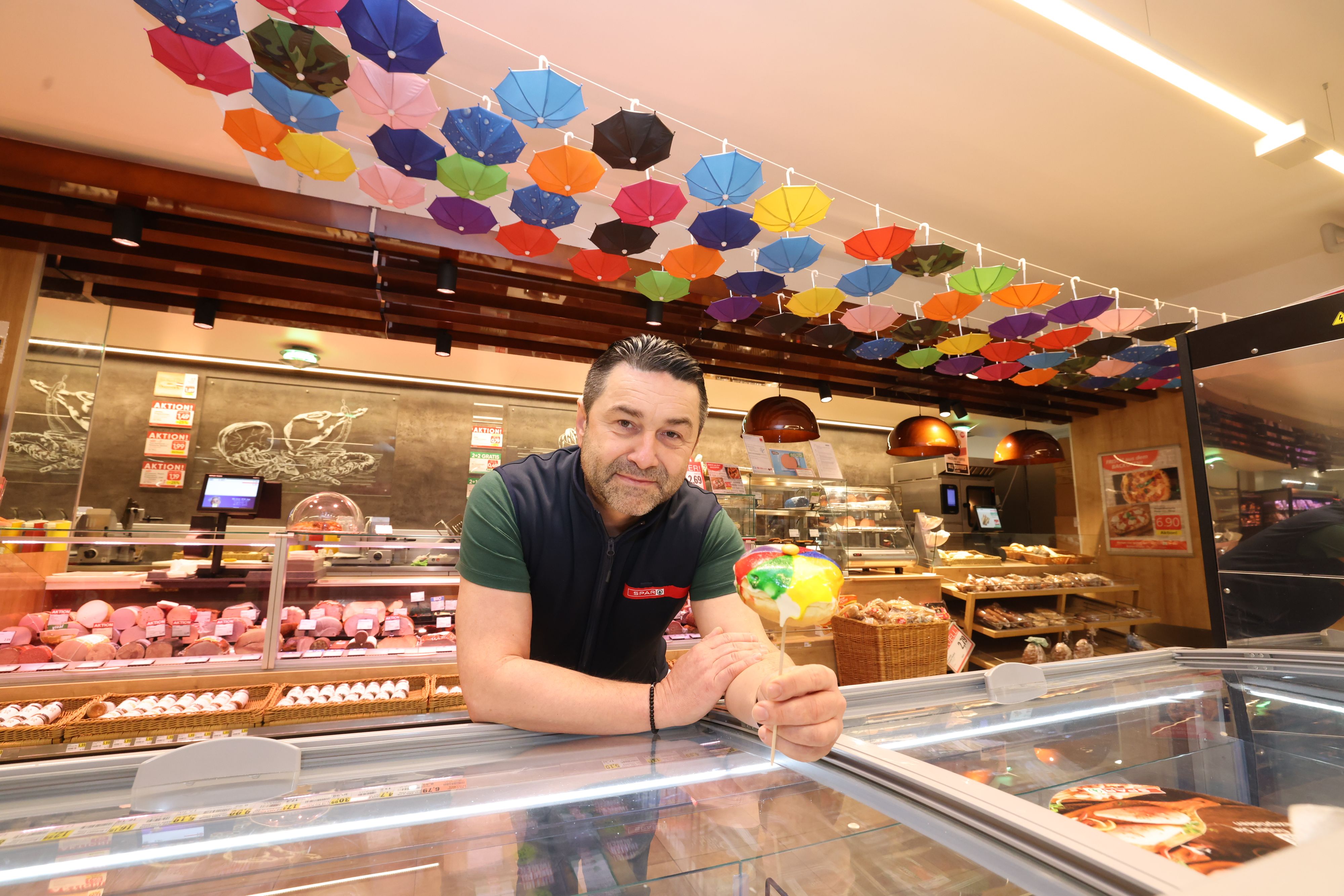Heute.at - Kunterbunt! Supermarkt entzückt mit Faschings-Krapfen