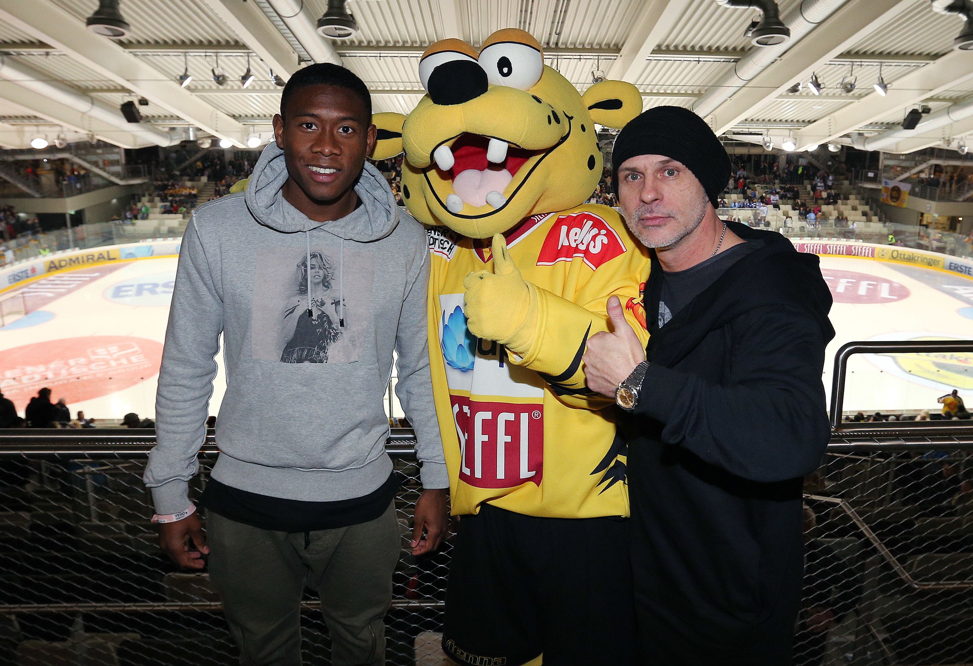 Helmut Zeiner 2013 mit ÖFB-Star David Alaba bei den Vienna Capitals in der Steffl Arena.