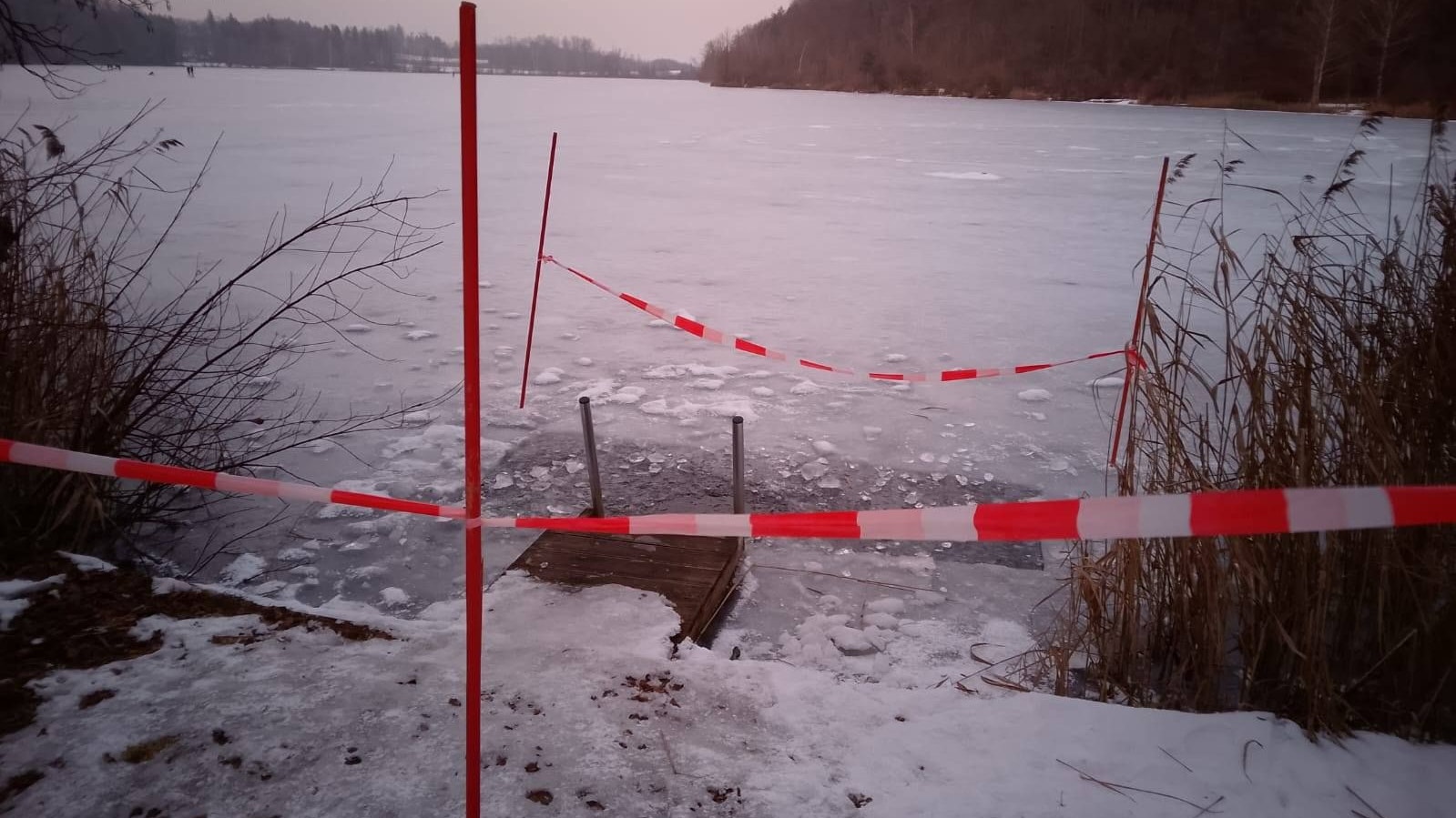 Das Mädchen stürzte am Höllerersee in ein Loch, das von Eisbadern genutzt wird.