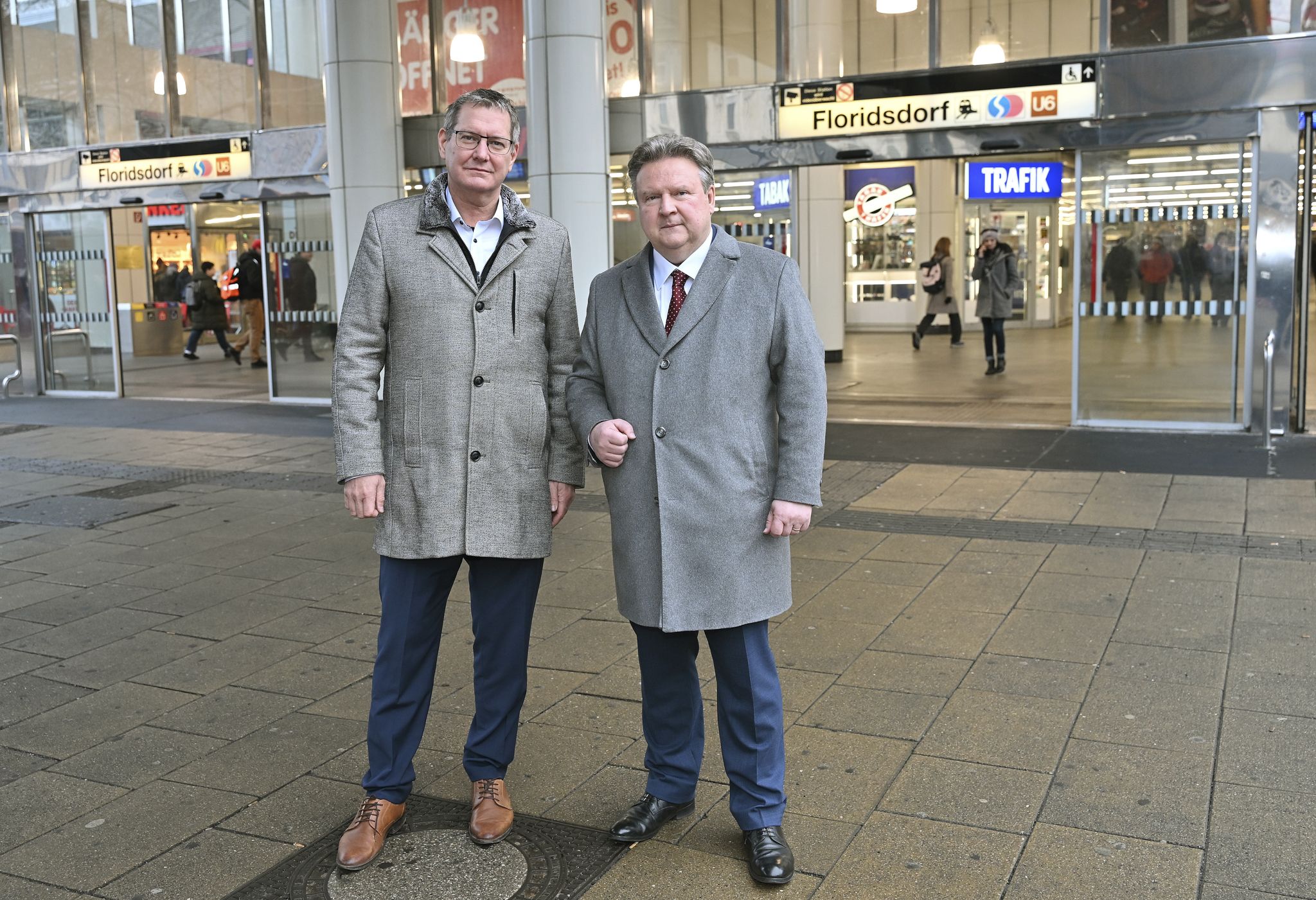 Bürgermeister Michael Ludwig (r.) und Bezirksvorsteher Georg Papai (beide SPÖ) am Franz Jonas Platz.