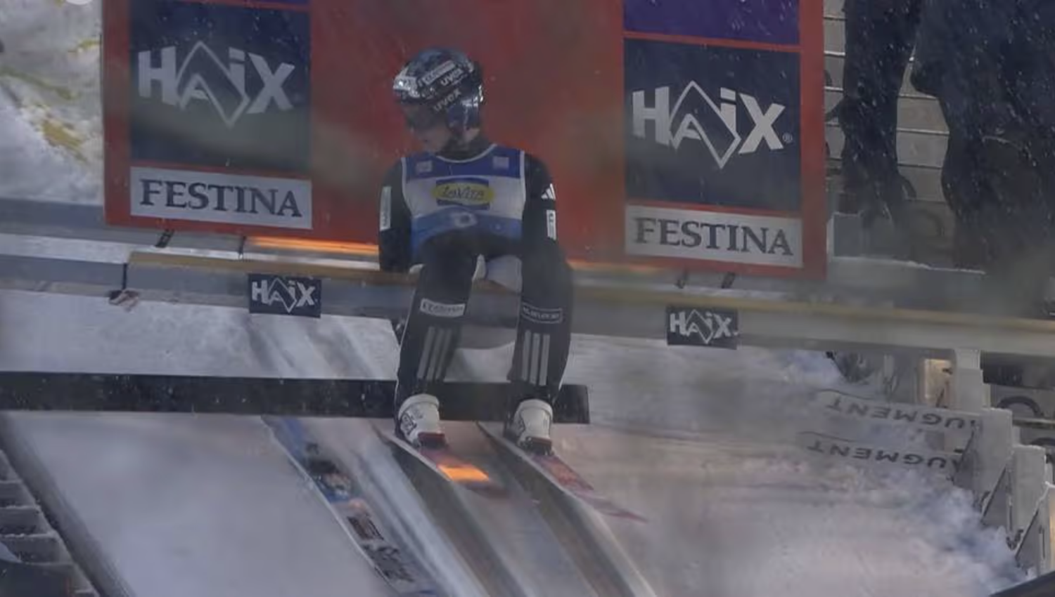 Prevc-Ski überrascht einen Skispringer in Oberstdorf.