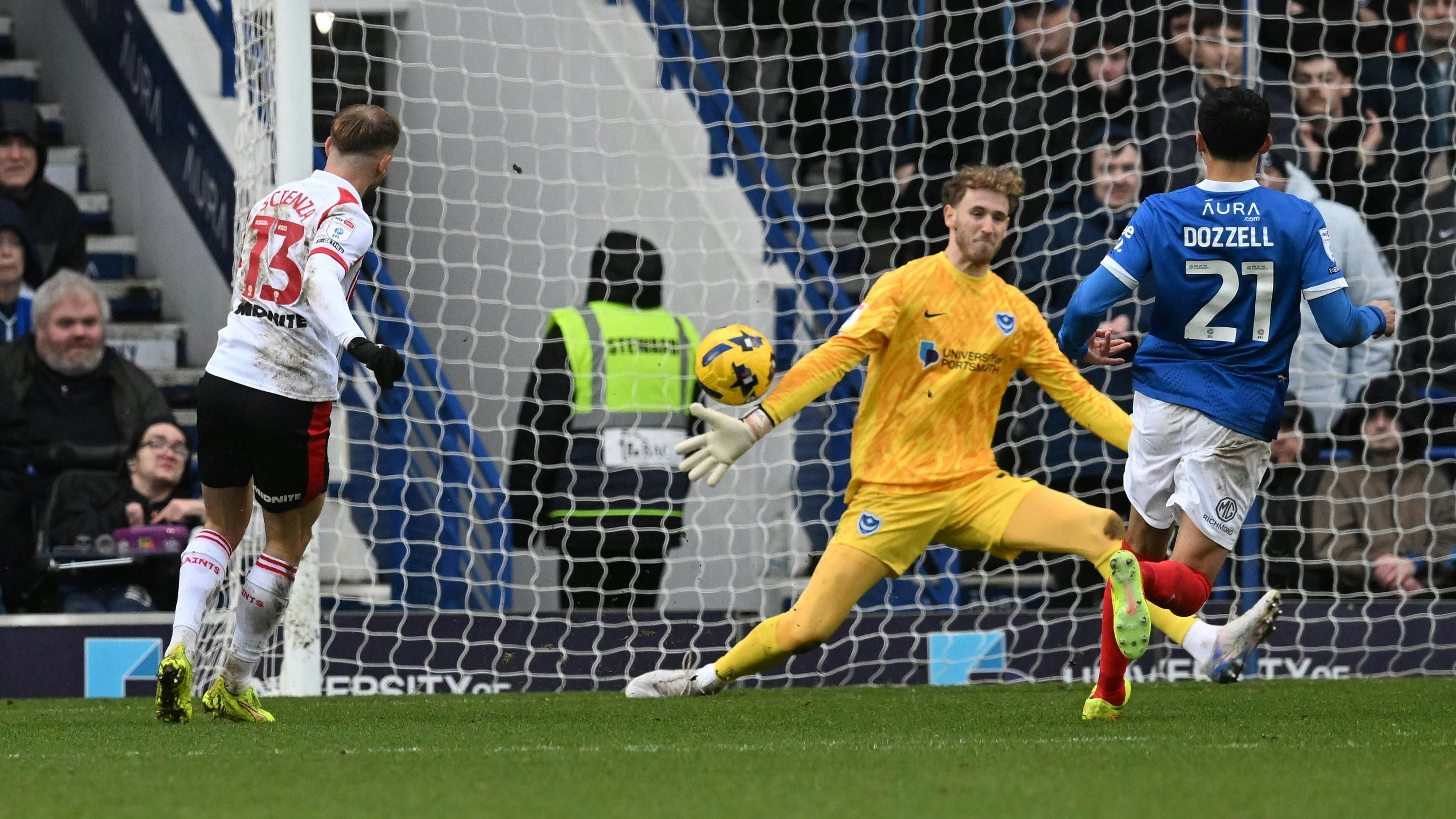 ÖFB-Legionär Nicolas Schmid ist Goalie bei Portsmouth.