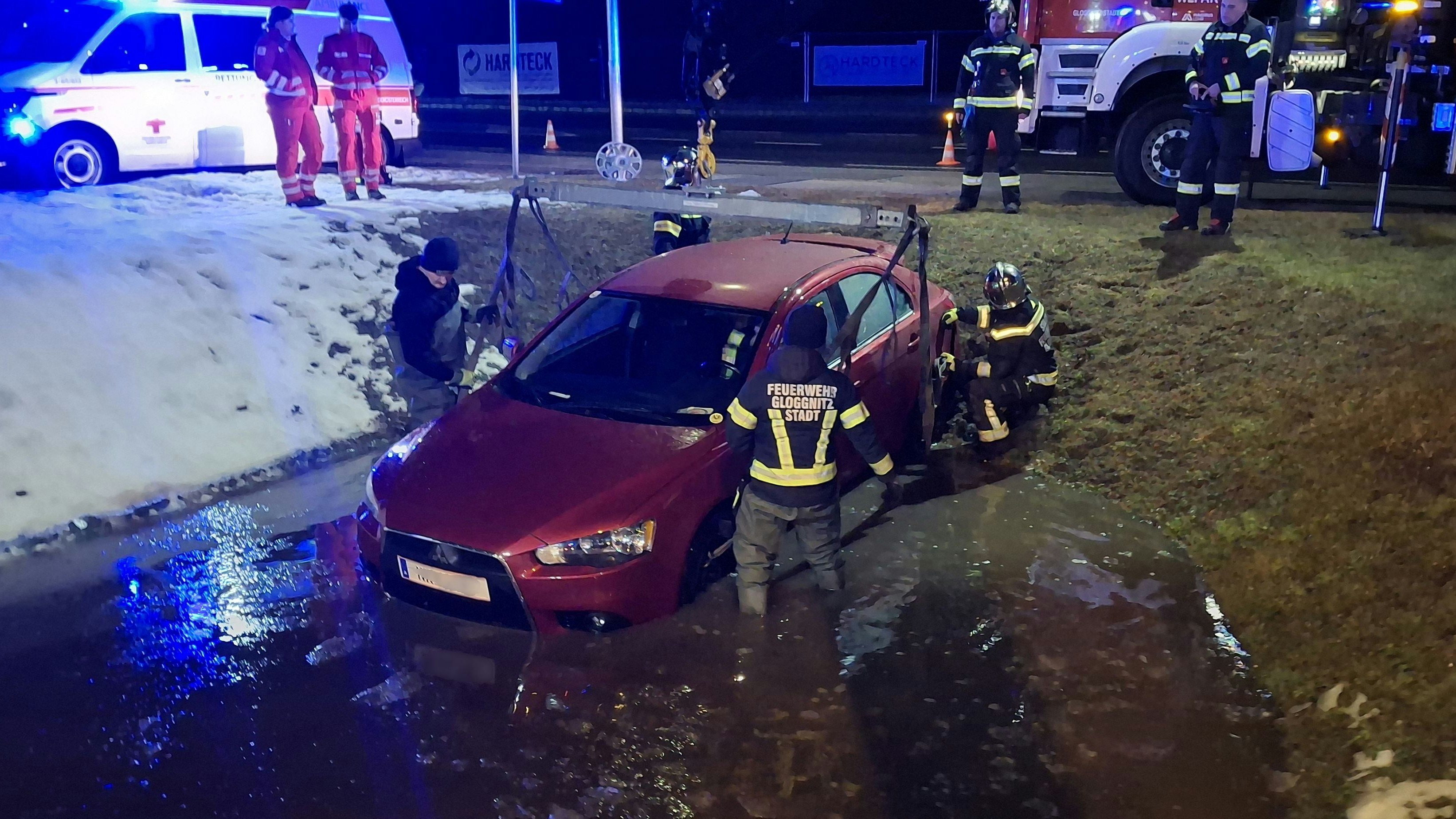 Heute.at - Pkw landet in Wasserbecken – Feuerwehr rettet Lenker